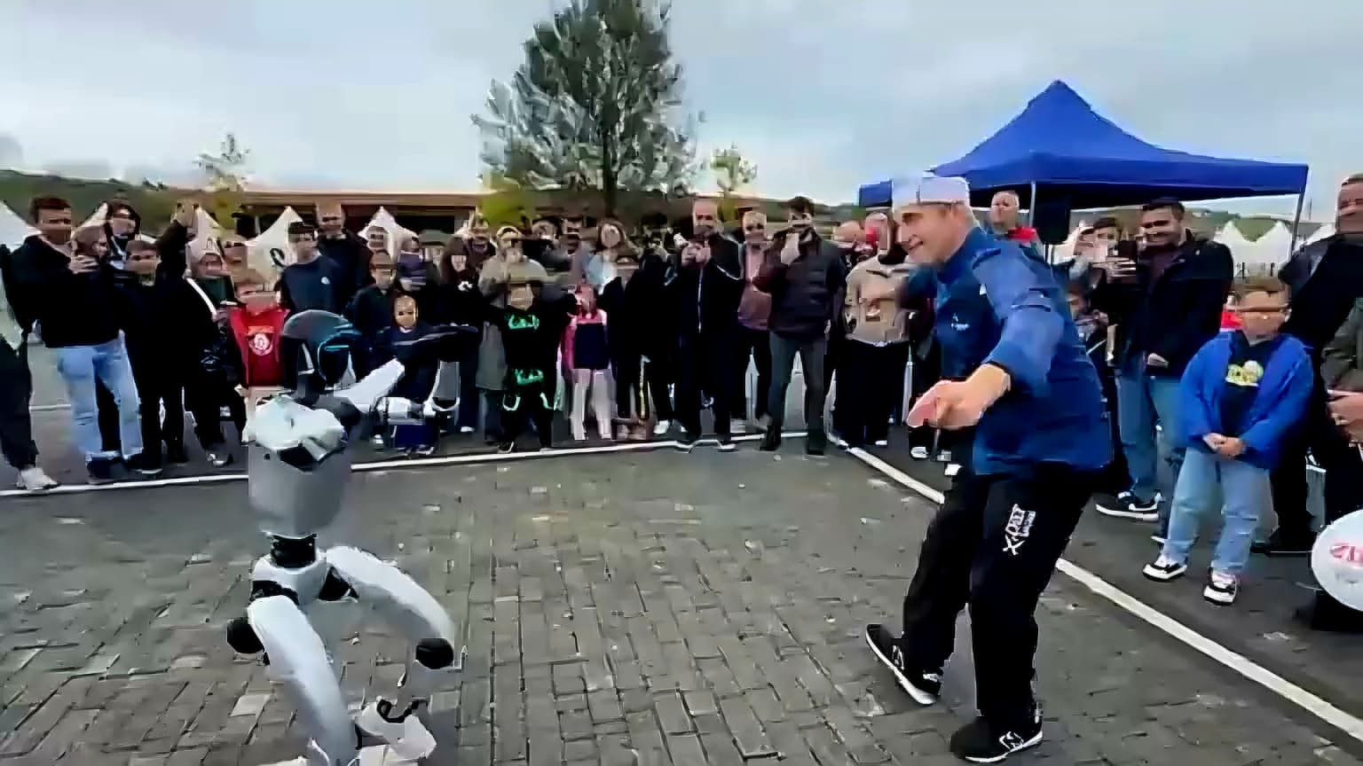 CANİK MEN İSİMLİ ROBOT, ALANDAKİ BİR ESNAF İLE BİRLİKTE ÇALAN ANKARA HAVASINDA OYUN OYNADI