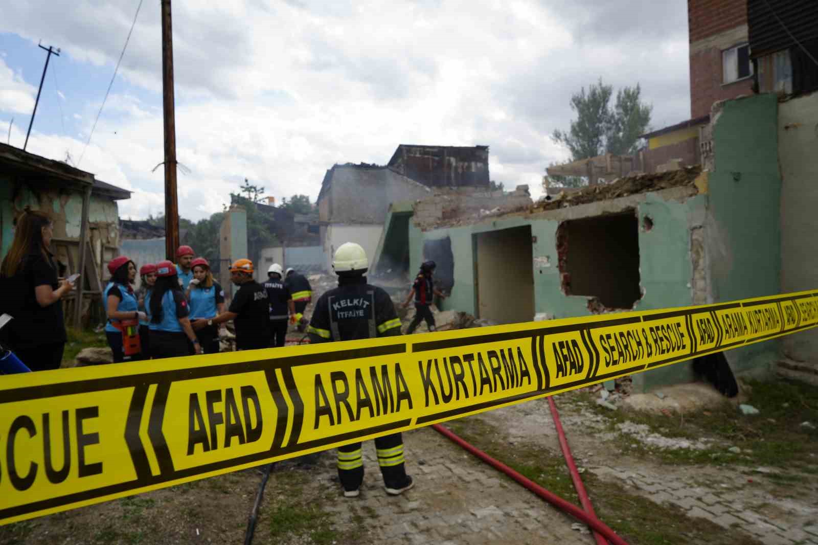 AFAD KOORDİNASYONUNDA GÜMÜŞHANE'NİN KELKİT İLÇESİNDE KAPSAMLI DEPREM TATBİKATI GERÇEKLEŞTİRİLDİ. ERZİNCAN MERKEZLİ 6,9 BÜYÜKLÜĞÜNDEKİ DEPREM SENARYOSUNUN UYGULANDIĞI TATBİKATTA ARAMA KURTARMA, SAĞLIK, TAHLİYE, GÜVENLİK, ALTYAPI VE PSİKOSOSYAL DESTEK ÇALIŞMALARI GERÇEKLEŞTİRİLDİ.