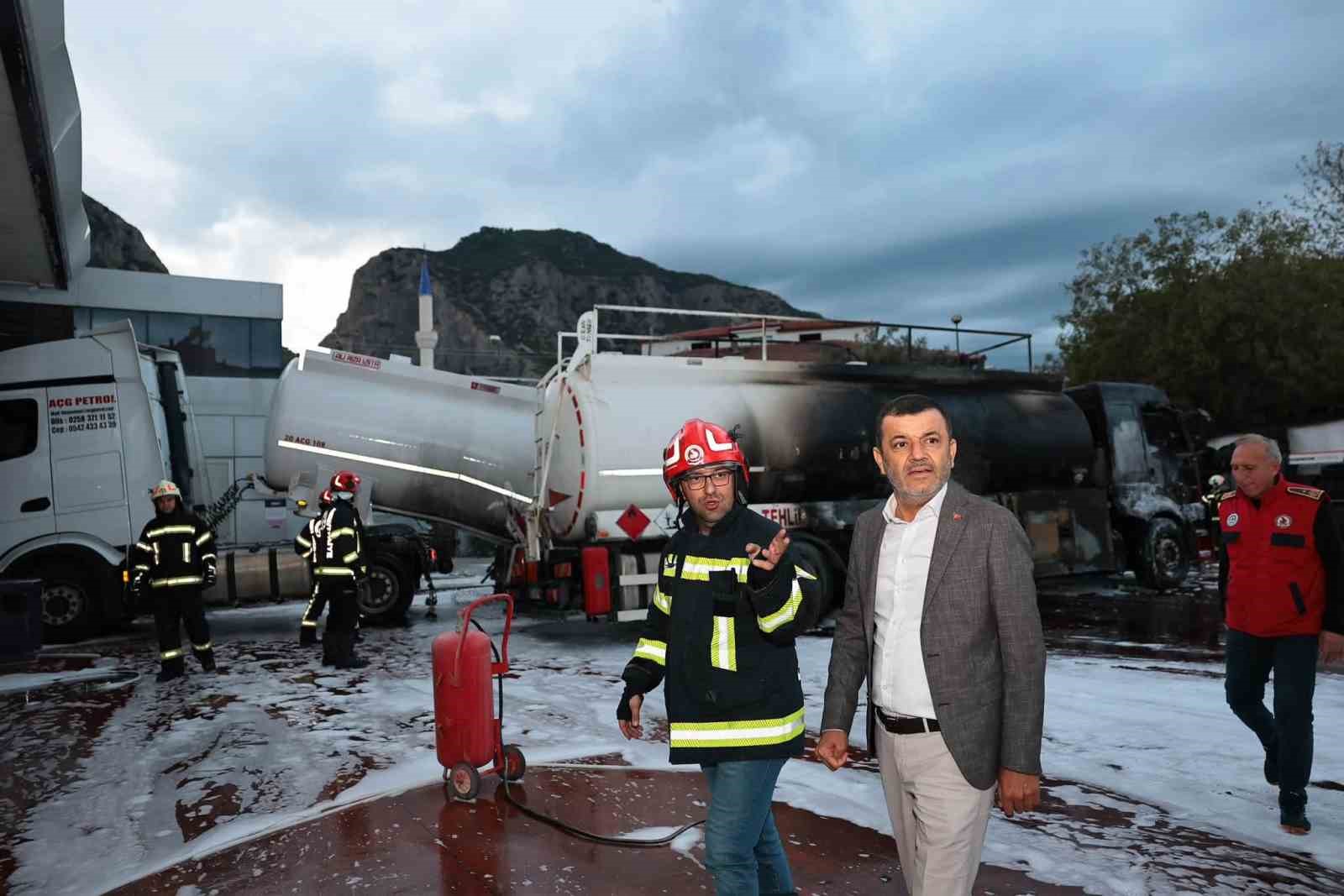 DENİZLİ’NİN PAMUKKALE İLÇESİNDE AKARYAKIT İSTASYONUNDA YAKIT İKMALİ YAPAN TANKER ÇIKAN YANGIN EKİPLERİN MÜDAHALELERİ SONUCUNDA KONTROL ALTINA ALINDI. OLAY YERİNE GELEN DENİZLİ BÜYÜKŞEHİR BELEDİYE BAŞKANI BÜLENT NURİ ÇAVUŞOĞLU, İŞLETME SAHİPLERİ VE ÇALIŞANLARLA BİR ARAYA GELEREK GEÇMİŞ OLSUN DİLEKLERİNİ İLETTİ.