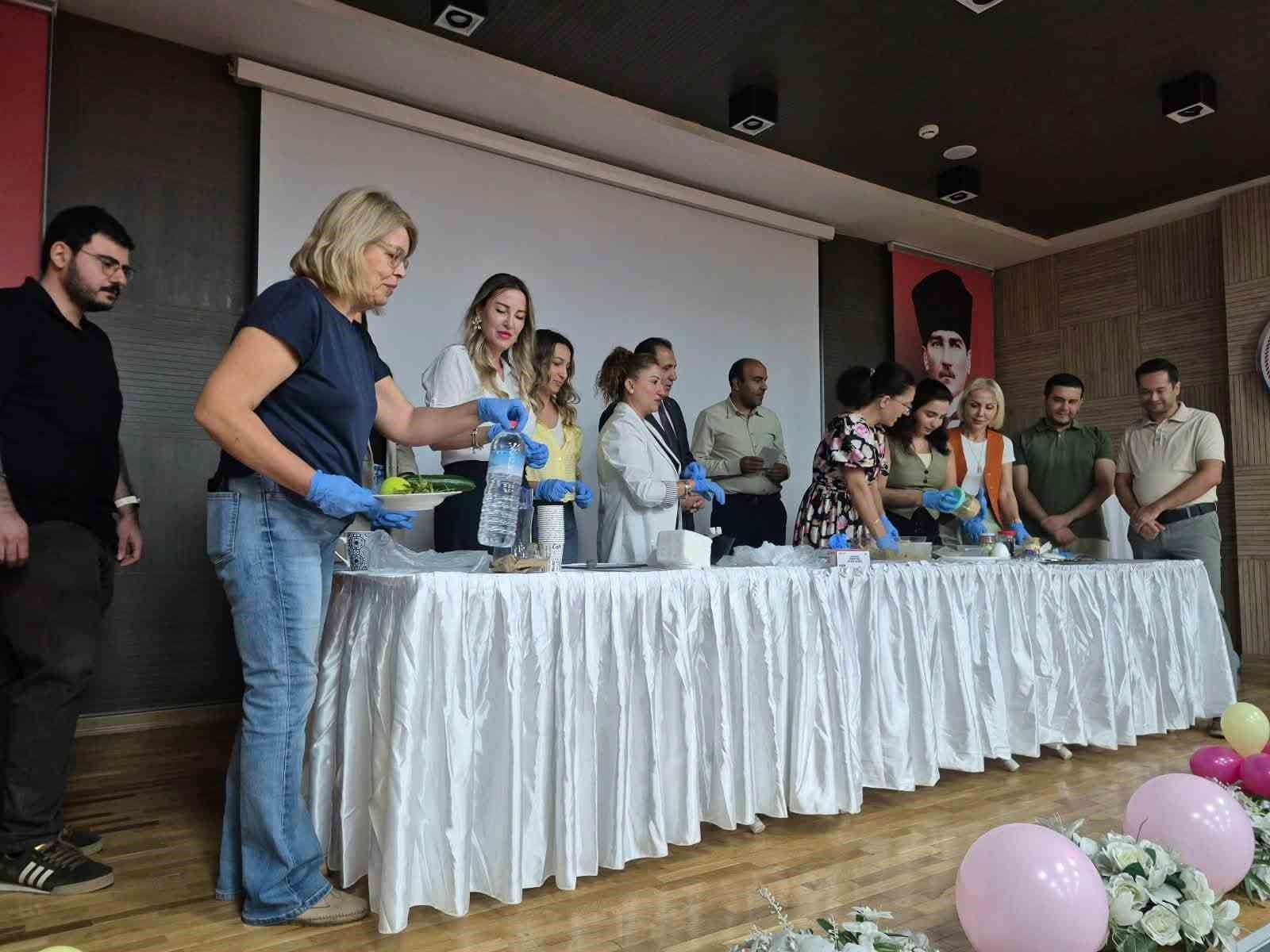 AYDIN’DA DÜNYA ŞEKERE DİKKAT HAFTASI KAPSAMINDA DÜZENLENEN ATÖLYEDE KATILIMCILAR, İLAVE ŞEKER İÇERMEYEN VE PİŞİRME GEREKTİRMEYEN PRATİK TARİFLERİ UYGULAMALI OLARAK HAZIRLAYIP TADINA BAKTI.