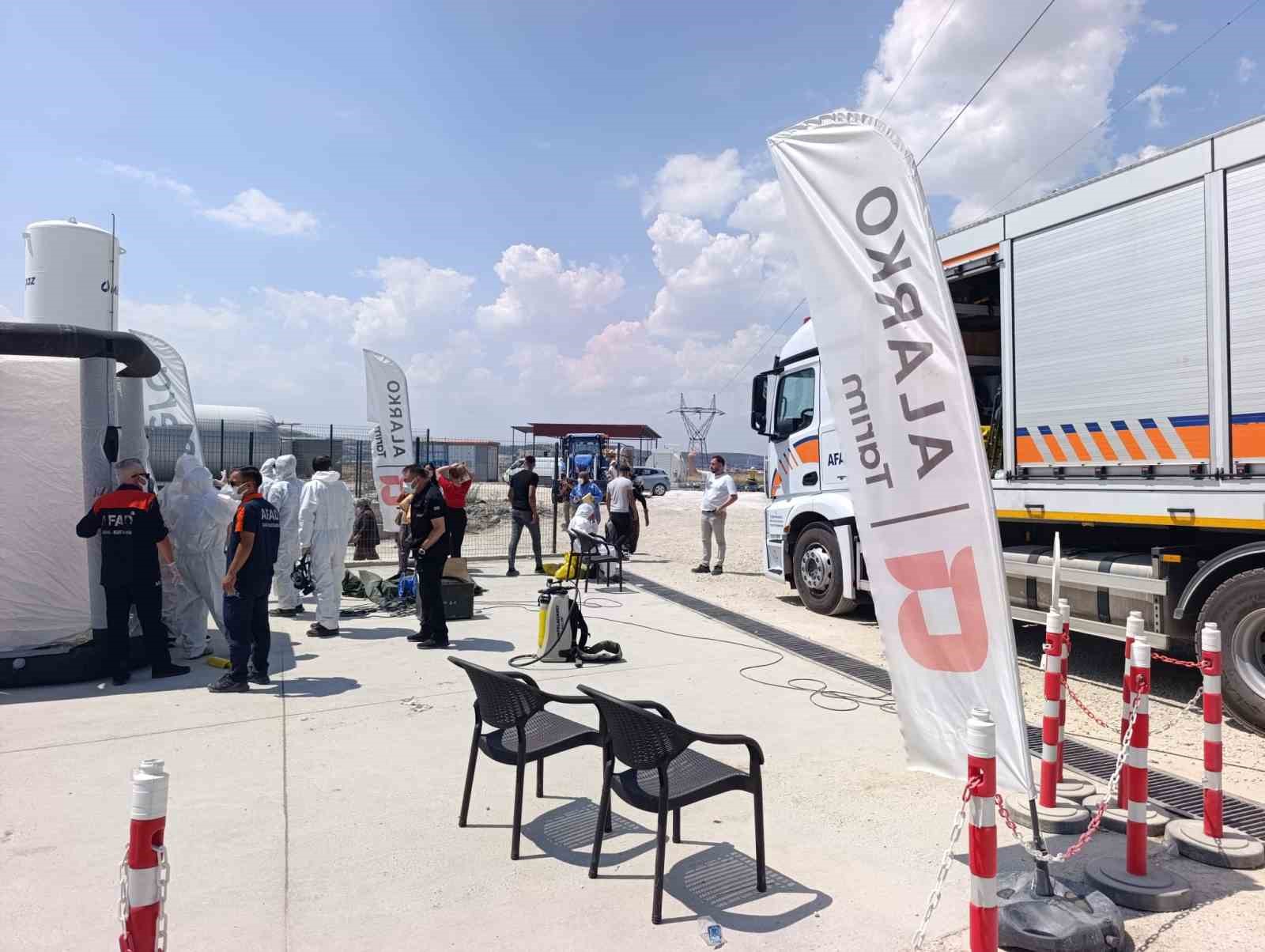 AFYONKARAHİSAR'DAKİ BİR SERADA YAPILAN İLAÇLAMA SIRASINDA, İLK BELİRLEMEYERE GÖRE YAKLAŞIK 40 KİŞİNİN ZEHİRLENDİĞİ, 10 KİŞİNİN HASTANEYE KALDIRILDIĞI BİLDİRİLDİ.