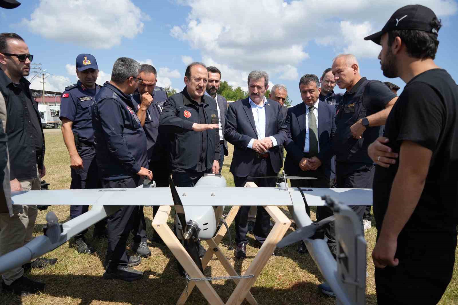 SAMSUN'DA AFAD TARAFINDAN DÜZENLENEN İHA DESTEKLİ ARAMA-KURTARMA YARIŞMASININ FİNAL GÜNÜNDE KONUŞAN AFAD BAŞKANI ALİ HAMZA PEHLİVAN, SON 3 YILDA İNSANSIZ HAVA ARAÇLARININ KULLANILDIĞI 445 VAKADA 244 VATANDAŞIN SAĞ OLARAK KURTARILDIĞINI BELİRTEREK, AFAD ENVANTERİNDEKİ İHA VE DRON SAYISININ 191'E ULAŞTIĞINI SÖYLEDİ.