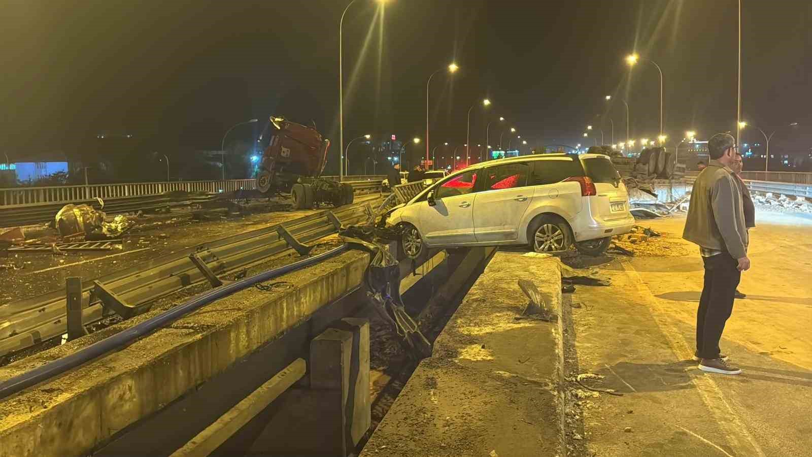 AFYONKARAHİSAR'DA TUĞLA YÜKLÜ TIR VE OTOMOBİLLERİN KARIŞTIĞI KAZADA ORTALIK SAVAŞ ALANINA DÖNERKEN, OLAYDA 1 KİŞİ ÖLDÜ 7 KİŞİDE YARALANDI.