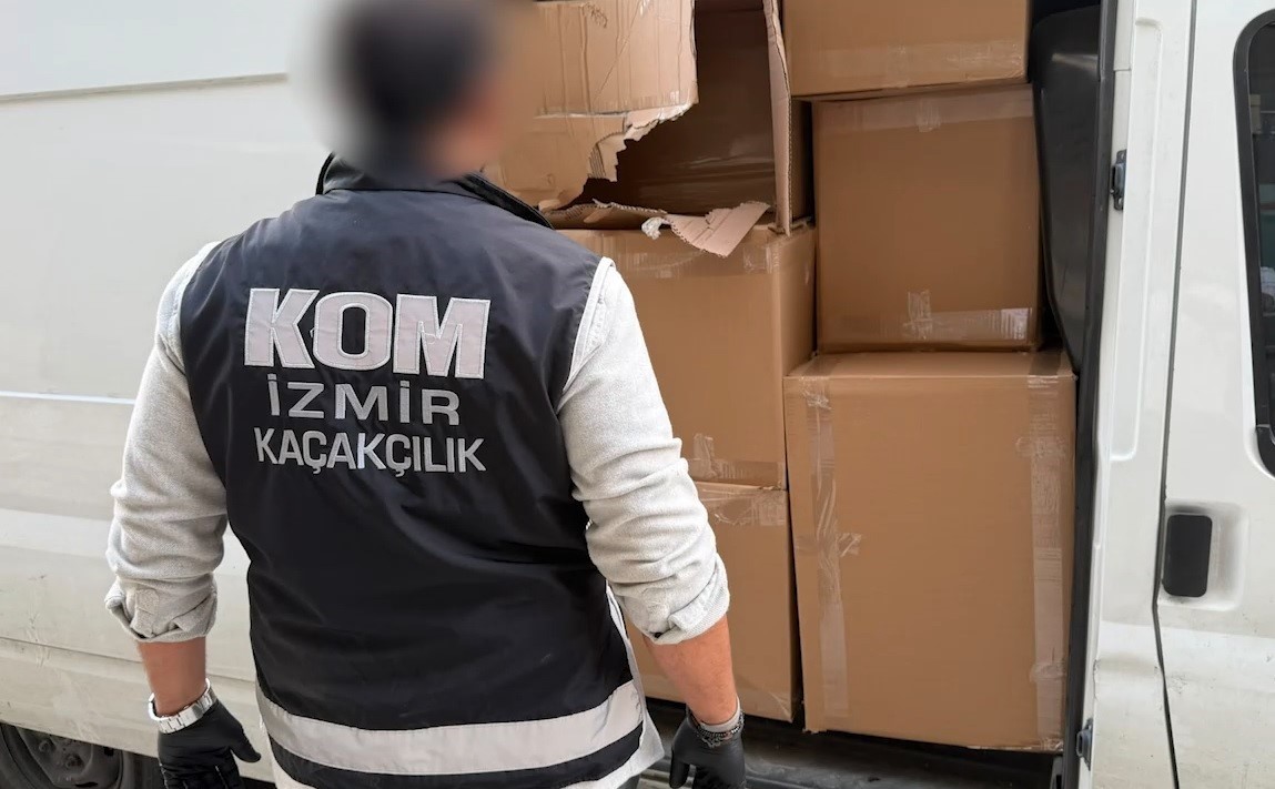 İZMİR'DE MİNİBÜSTE 1 MİLYON 100 BİN ADET DOLDU KAÇAK MAKARON ELE GEÇİRİLDİ