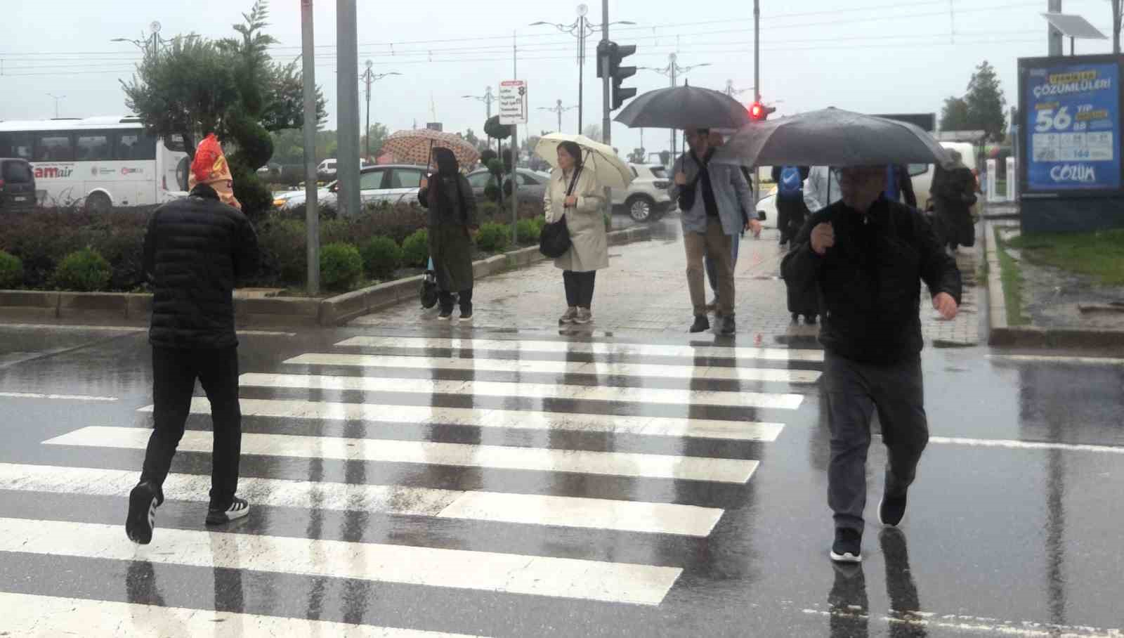 SONBAHAR YAĞMURLARININ ETKİLİ OLDUĞU SAMSUN’DA GÖK GÜRÜLTÜLÜ VE KUVVETLİ YAĞIŞLAR DEVAM EDİYOR. SON 24 SAATTE METREKAREYE ORTALAMA 57,8 KİLOGRAM YAĞIŞ DÜŞTÜ.