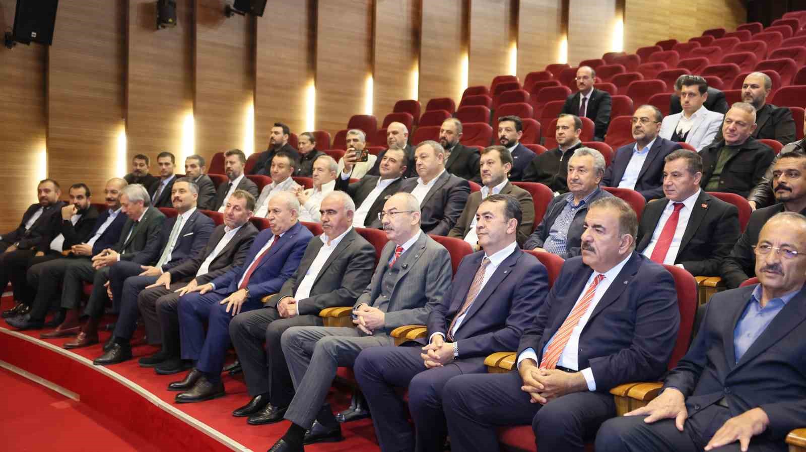 KAYSERİ TİCARET ODASI (KTO) ORGAN SEÇİMLERİNİN ARDINDAN YENİDEN SEÇİLEN YÖNETİM KURULU BAŞKANI ÖMER GÜLSOY, MECLİS BAŞKANI CENGİZ HAKAN ARSLAN, MECLİS VE KOMİTE ÜYELERİ, KOCASİNAN 1. İLÇE SEÇİM KURULU’NDAN MAZBATALARINI TÖRENLE TESLİM ALDI.