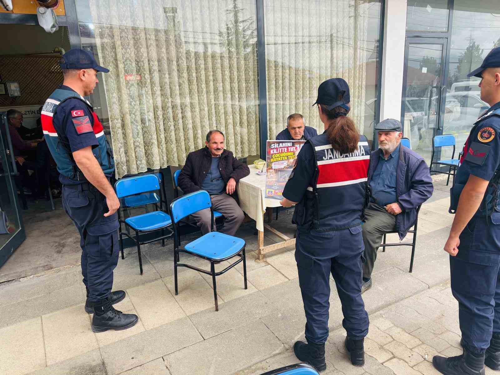 TOKAT İL JANDARMA KOMUTANLIĞI EKİPLERİ, ÇOCUKLARIN SİLAHLARA ERİŞİMİNİ ÖNLEMEK VE AİLELERİ GÜVENLİ SİLAH MUHAFAZASI KONUSUNDA BİLİNÇLENDİRMEK AMACIYLA BROŞÜR DAĞITTI.