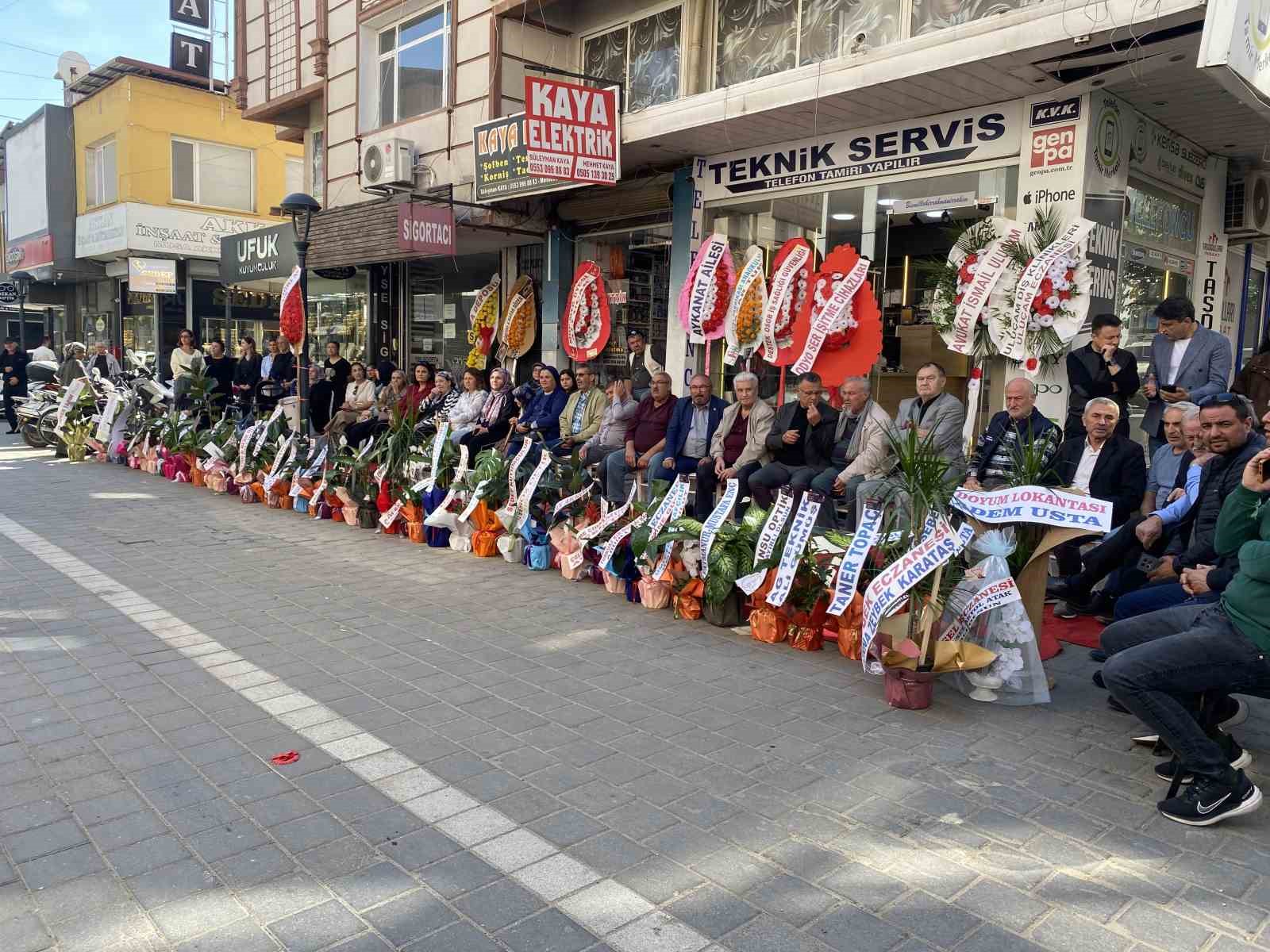 ALAŞEHİR’DE YENİ İŞ YERİNİN AÇILIŞINI YAPAN ECZACI MÜZEYYEN SILA AYKANAT, 2022 YILINDA HAYATINI KAYBEDEN BABASI, ESKİ ALAŞEHİR DEVLET HASTANESİ BAŞHEKİMİ DAHİLİYE UZMANI DR. MESTAN AY’I ANARKEN GÖZYAŞLARINA HAKİM OLAMADI. AYKANAT’IN, "BENİ ‘ECZACI KIZIM’ DİYE SEVERDİ. CANIM BABAM, EVLADIN BAŞARDI" SÖZLERİ AÇILIŞA KATILANLARA DUYGUSAL ANLAR YAŞATTI