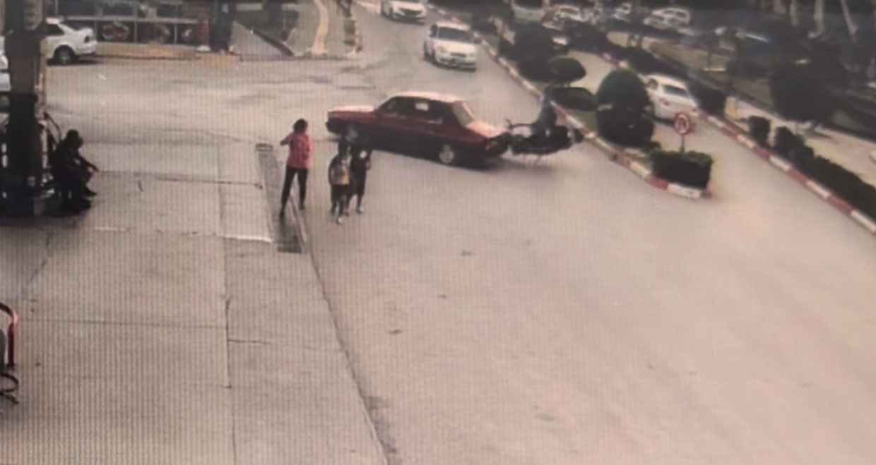 OSMANİYE'NİN KADİRLİ İLÇESİNDE KAVŞAKTA DÖNÜŞ YAPAN OTOMOBİLE MOTOSİKLETİN YANDAN ÇARPMASI SONUCU MOTOSİKLET SÜRÜCÜSÜ YARALANDI. KAZA ANI BİR İŞ YERİNİN GÜVENLİK KAMERASINA YANSIDI.