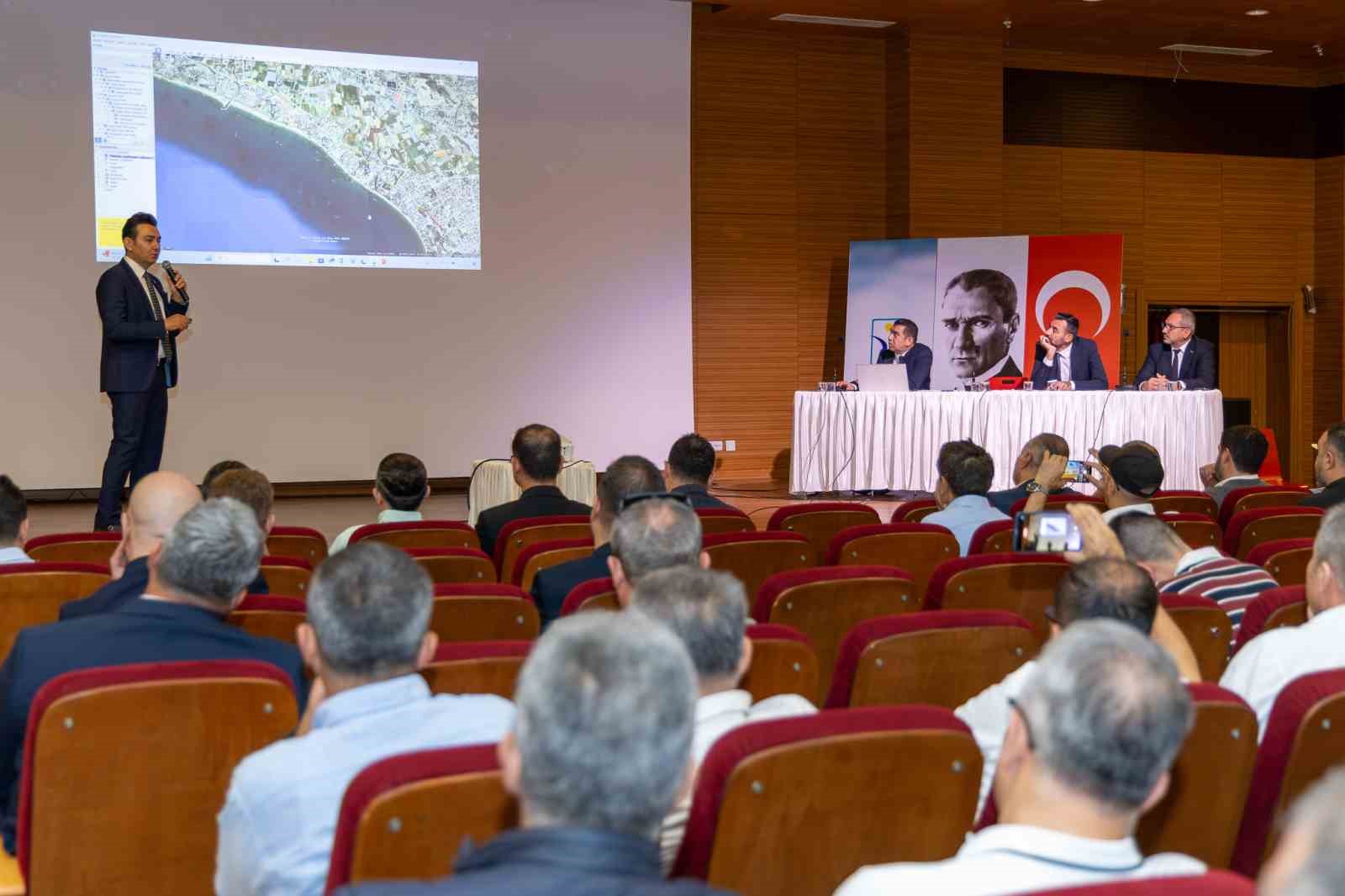 TOPLANTIDA KONUŞAN MANAVGAT BELEDİYE BAŞKAN VEKİLİ AV. MEHMET ÇİÇEK, DOĞAL GAZ YATIRIMININ KENT İÇİN TAŞIDIĞI ÖNEME DİKKAT ÇEKTİ.