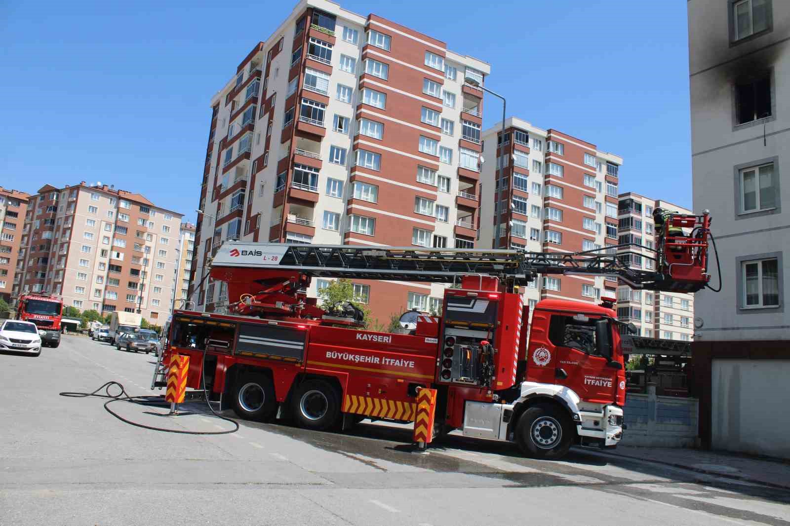 KAYSERİ'NİN KOCASİNAN İLÇESİNDE 9 KATLI BİNANIN 3. KATINDA ÇIKAN YANGIN İTFAİYE EKİPLERİ TARAFINDAN SÖNDÜRÜLDÜ.