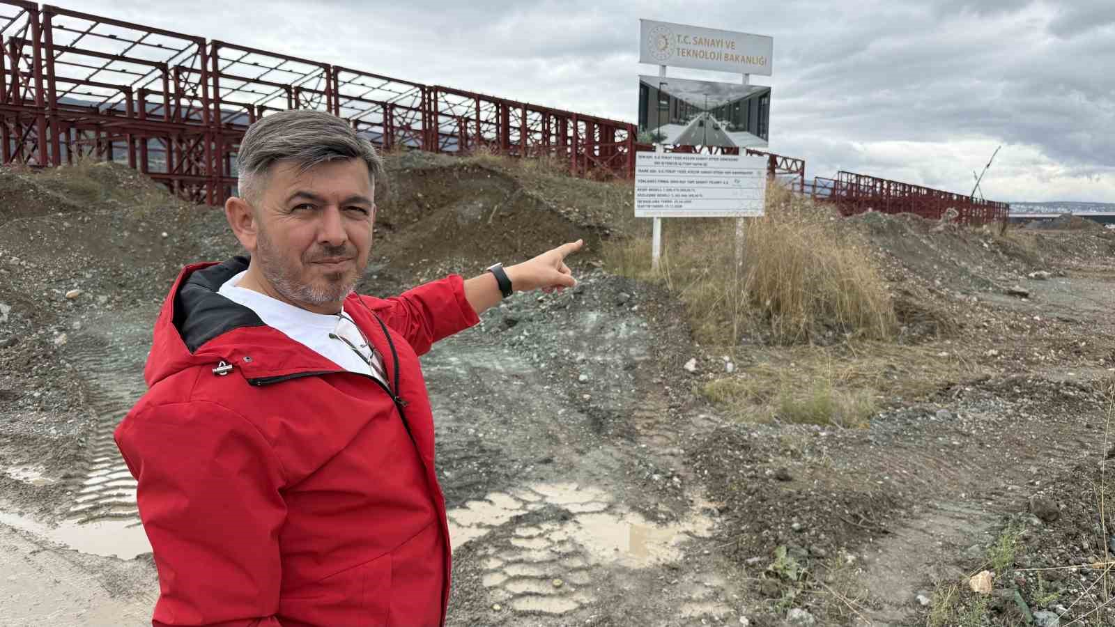 TOKAT’TA 550 DÖNÜMLÜK ALANDA YAPIMI SÜREN, 595 İŞ YERİNİN BULUNACAĞI YENİ NESİL TOKAT YEŞİL SANAYİ SİTESİ’NDE BETONARME ÇALIŞMALARININ YÜZDE 90’I TAMAMLANDI. MALİYETİ 10 MİLYAR LİRAYI AŞAN PROJENİN 2028 YILI SONUNDA HİZMETE AÇILMASI HEDEFLENİYOR.