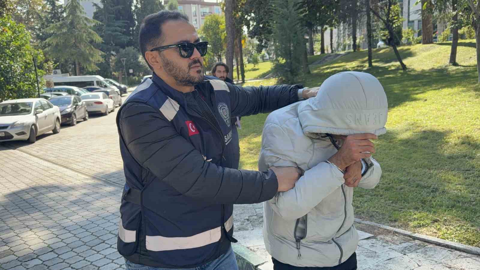 SAMSUN’UN İLKADIM İLÇESİNDE KISKANÇLIK NEDENİYLE TARTIŞTIĞI KARISINI BIÇAKLAYAN KOCA ALİ Ç. (38) ADLİYEYE SEVK EDİLDİ.