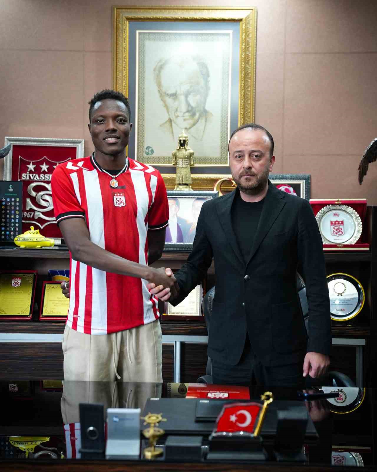 1. LİG TAKIMLARINDAN SİVASSPOR, ORTA SAHA HATTINI GÜÇLENDİRDİ.