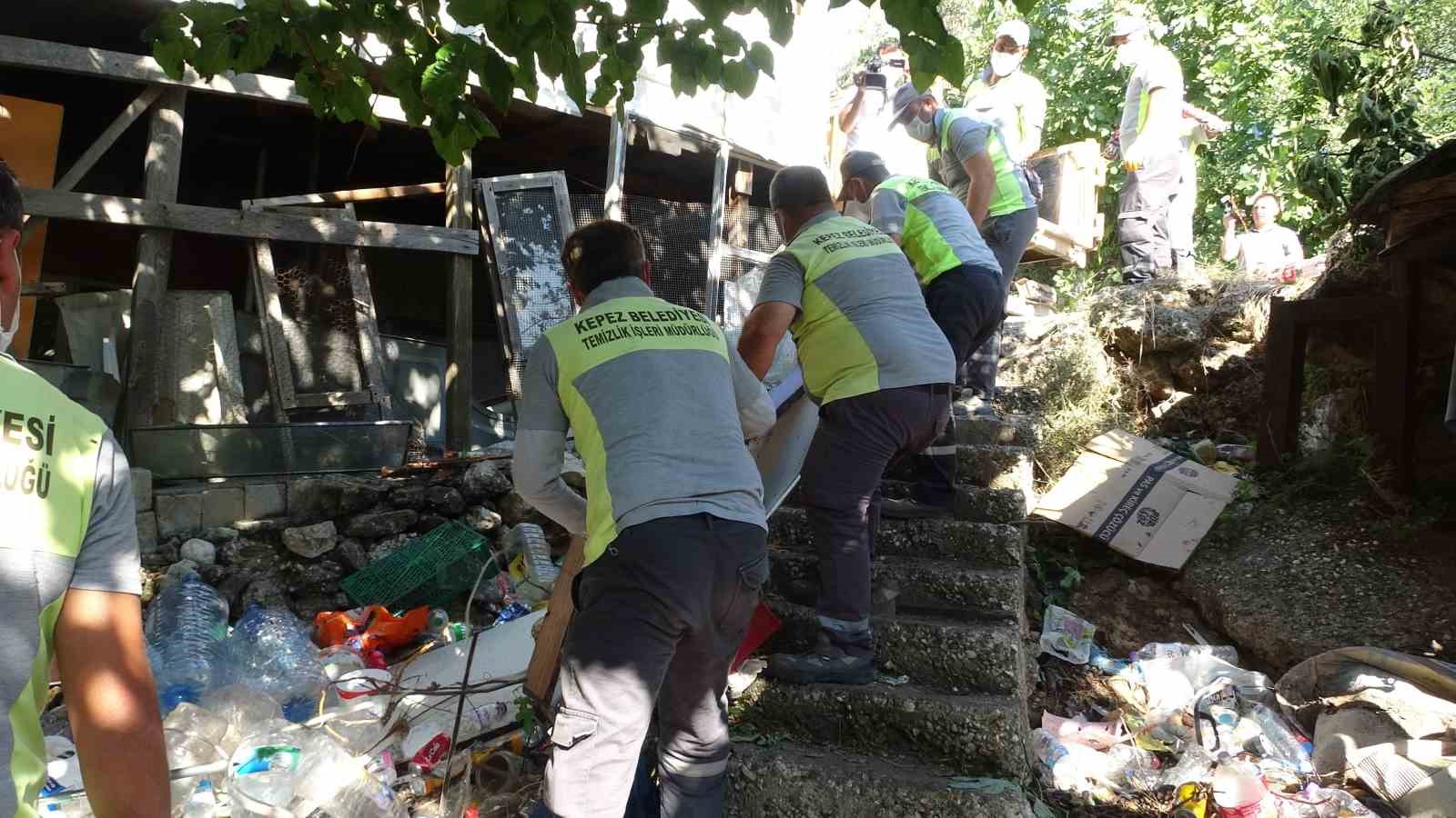 EKİPLER EVDEN 6 KAMYON ÇÖP ÇIKARDI. TEMİZLİK VE YENİLEME ÇALIŞMASININ ARDINDAN EV YENİ EŞYALARLA DONATILARAK SAHİBİNE TESLİM EDİLECEK.