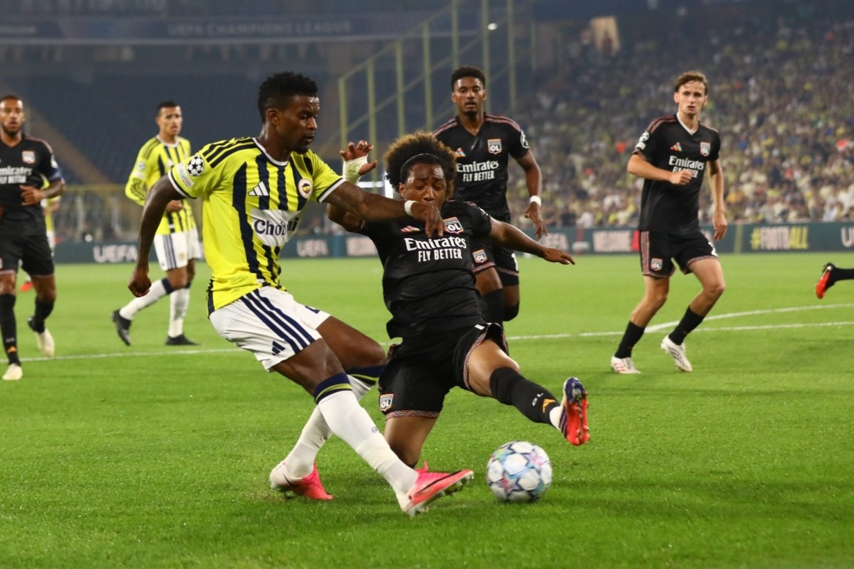 UEFA ŞAMPİYONLAR LİGİ PLAY-OFF İLK MAÇINDA FENERBAHÇE, SAHASINDA FRANSA LİGİ EKİPLERİNDEN LYON İLE KARŞI KARŞIYA GELİYOR. MÜSABAKANIN İLK 15 DAKİKASI GOLSÜZ EŞİTLİKLE GEÇİLDİ.