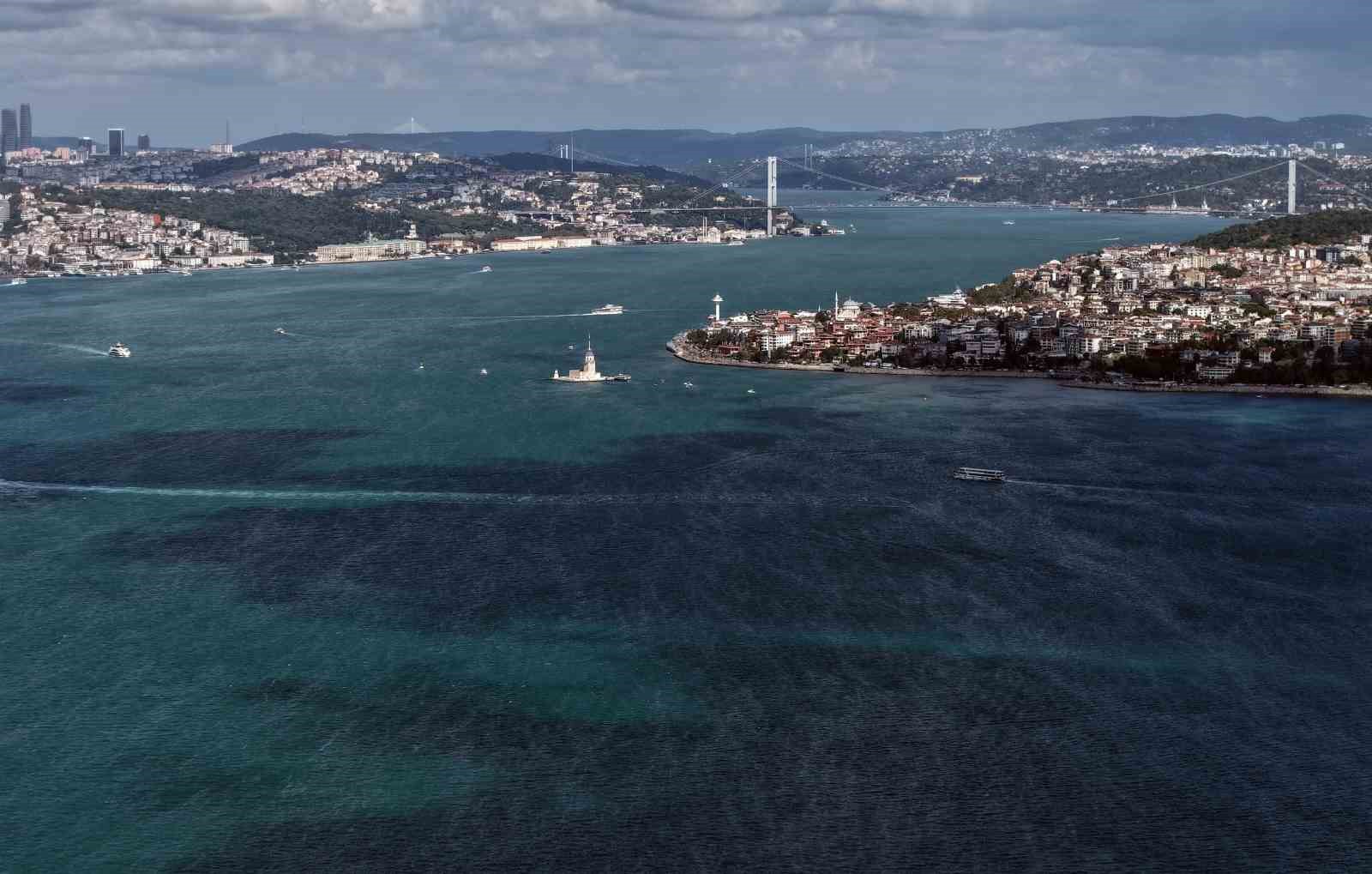 İSTANBUL’DA SON GÜNLERDE ETKİLİ OLAN YAĞIŞLARIN ARDINDAN İSTANBUL BOĞAZI’NDA ALG PATLAMASI MEYDANA GELDİ, BOĞAZ’IN MASMAVİ SULARININ TURKUAZA BÜRÜNDÜ
