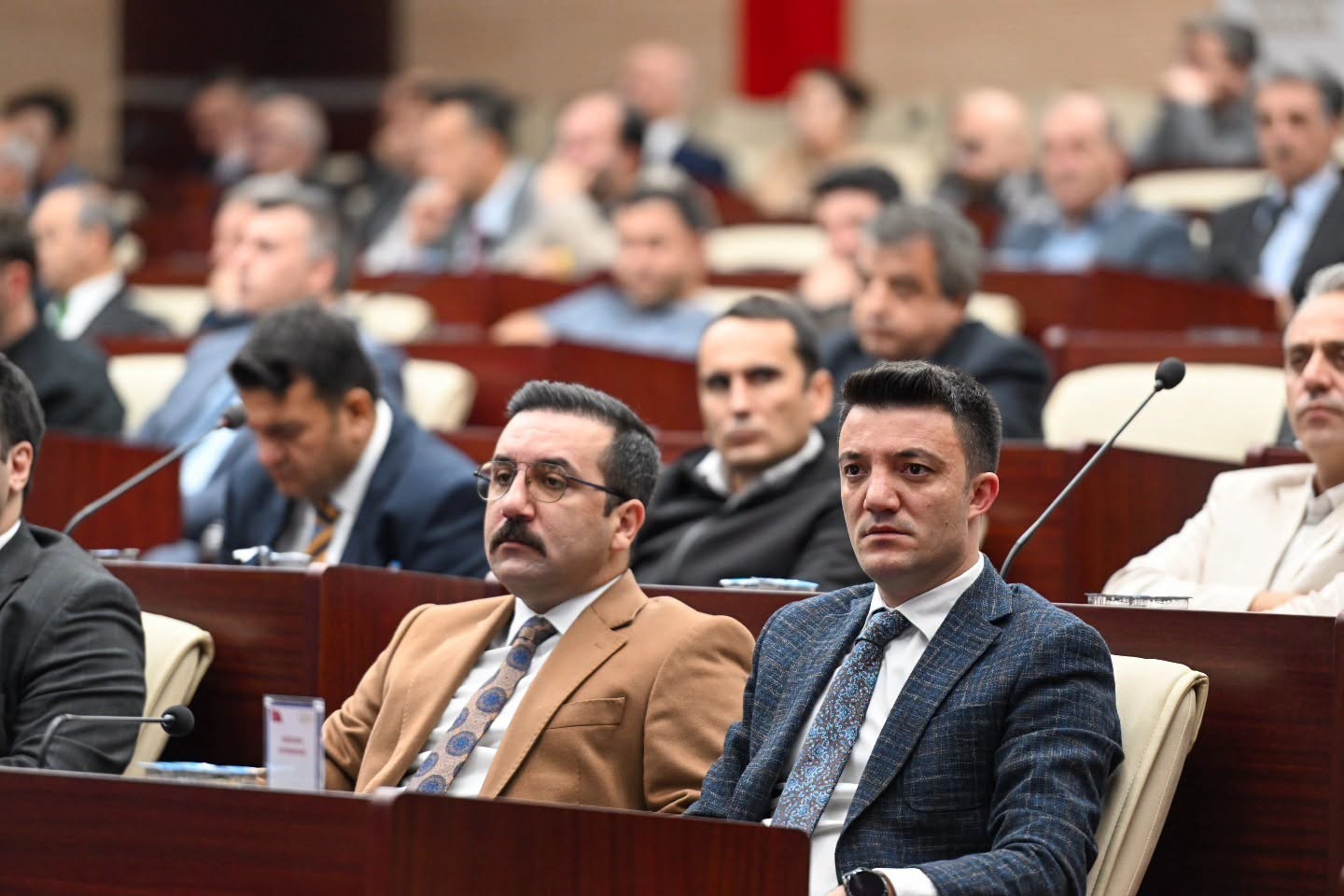 ERZURUM’DA VALİ YARDIMCISI DİDEM DİNÇ ÖZAY BAŞKANLIĞINDA GERÇEKLEŞTİRİLEN "KAMUDA İŞ SAĞLIĞI VE GÜVENLİĞİ UYGULAMALARINI DEĞERLENDİRME" TOPLANTISINDA, KAMUDA İŞ SAĞLIĞI VE GÜVENLİĞİ STANDARTLARININ ARTIRILMASINA YÖNELİK ATILACAK ADIMLAR KAPSAMLI BİR ŞEKİLDE ELE ALINDI.