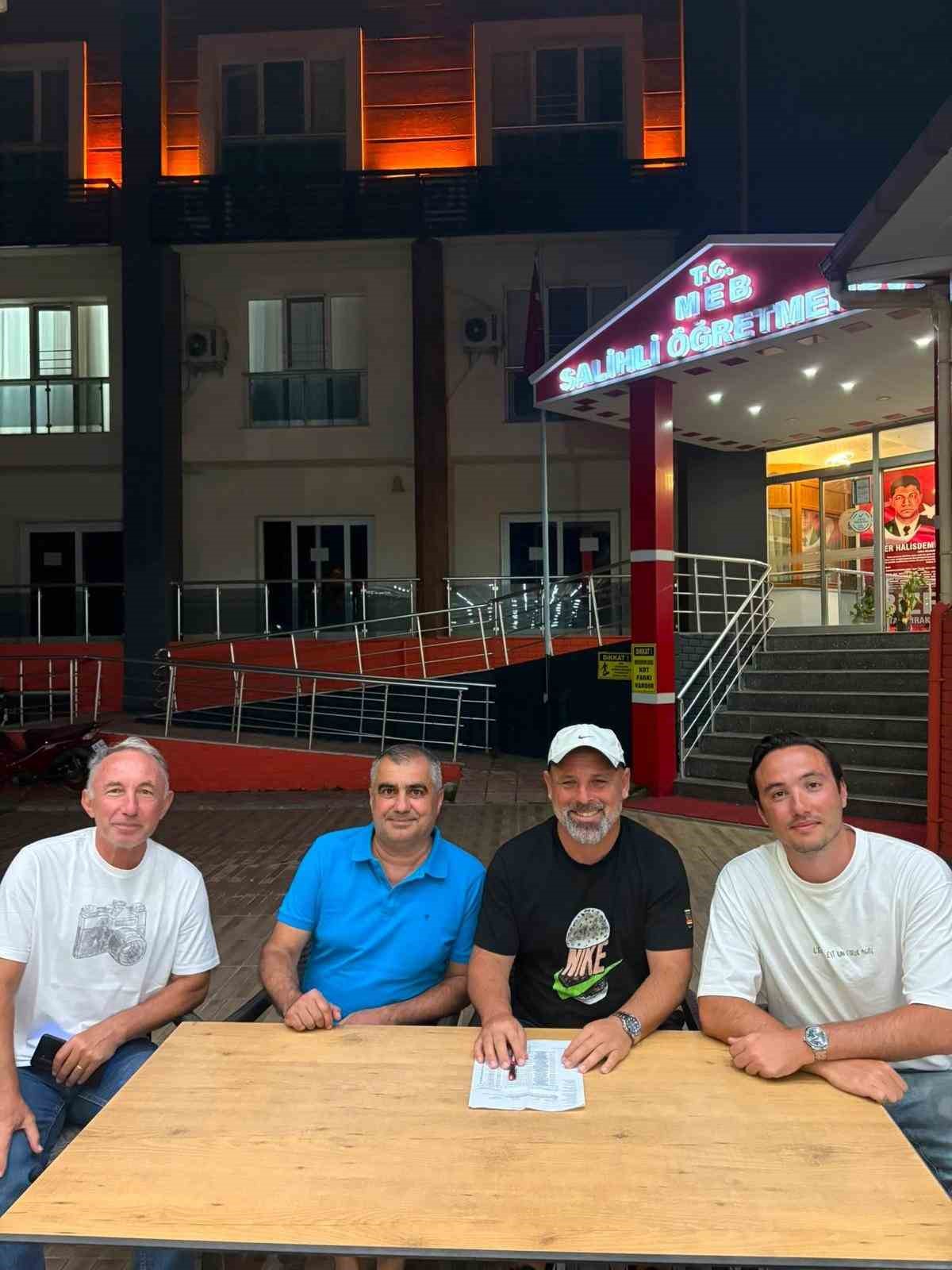 MANİSA SÜPER AMATÖR KÜME’DE SALİHLİ’Yİ TEMSİL EDECEK EKİPLERDEN 1984 SALİHLİSPOR, YENİ SEZON ÖNCESİ TEKNİK DİREKTÖRLÜK GÖREVİNE TECRÜBELİ ÇALIŞTIRICI VELİ ÖZDEMİR’İ GETİRDİ.