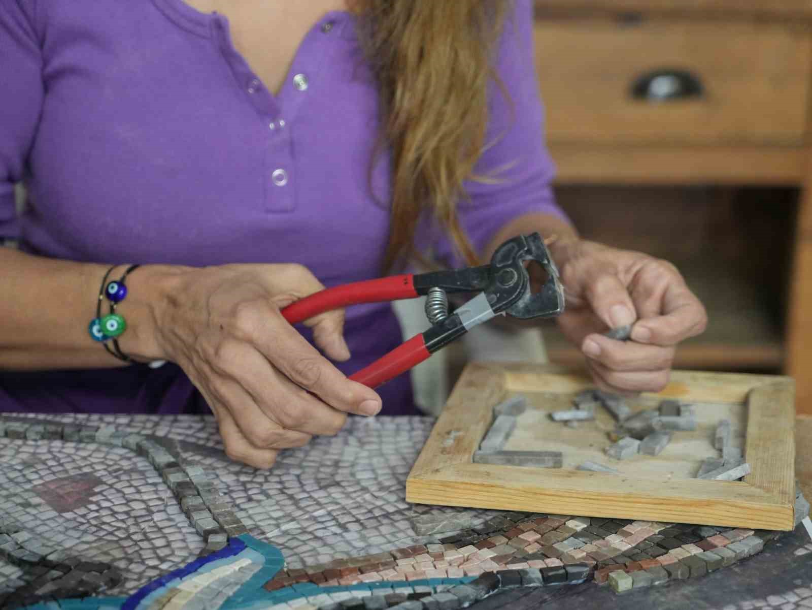 GAZİANTEP'TE 49 YAŞINDAKİ GÜLÇİN SÖKÜCÜ, ATIK CAM VE KIRIK SERAMİK PARÇALARINI MOZAİK SANATIYLA BULUŞTURUP TEKRAR KULLANILABİLİR AKSESUARLAR VE EŞYALAR HALİNE GETİRİYOR.