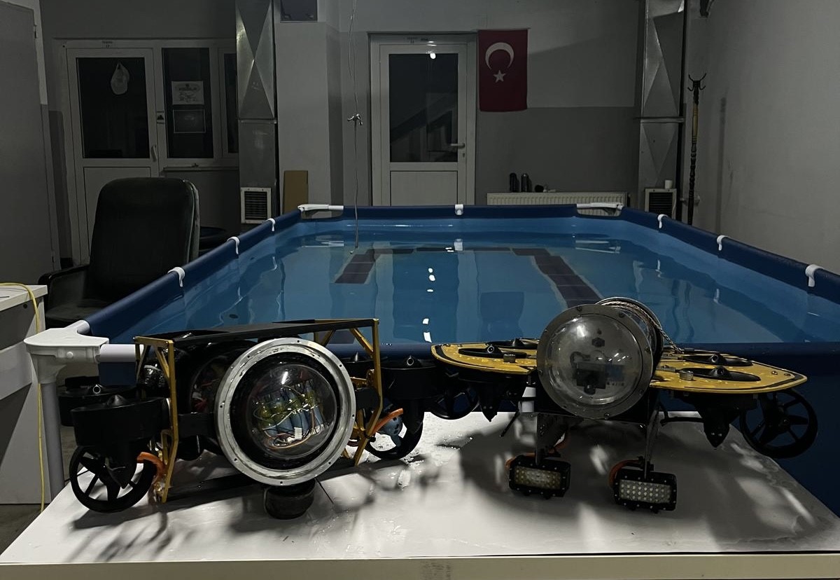 KARABÜK ÜNİVERSİTESİ ÖĞRENCİLERİ, 4 YILLIK AR-GE ÇALIŞMALARI SONUCUNDA GELİŞTİRDİKLERİ, MOTOR VE AYDINLATMA SİSTEMLERİNİ DE KENDİLERİNİN ÜRETTİĞİ İNSANSIZ SU ALTI ARACIYLA TEKNOFEST 2026 FİNALİNDE BİRİNCİLİK MÜCADELESİ VERECEK.