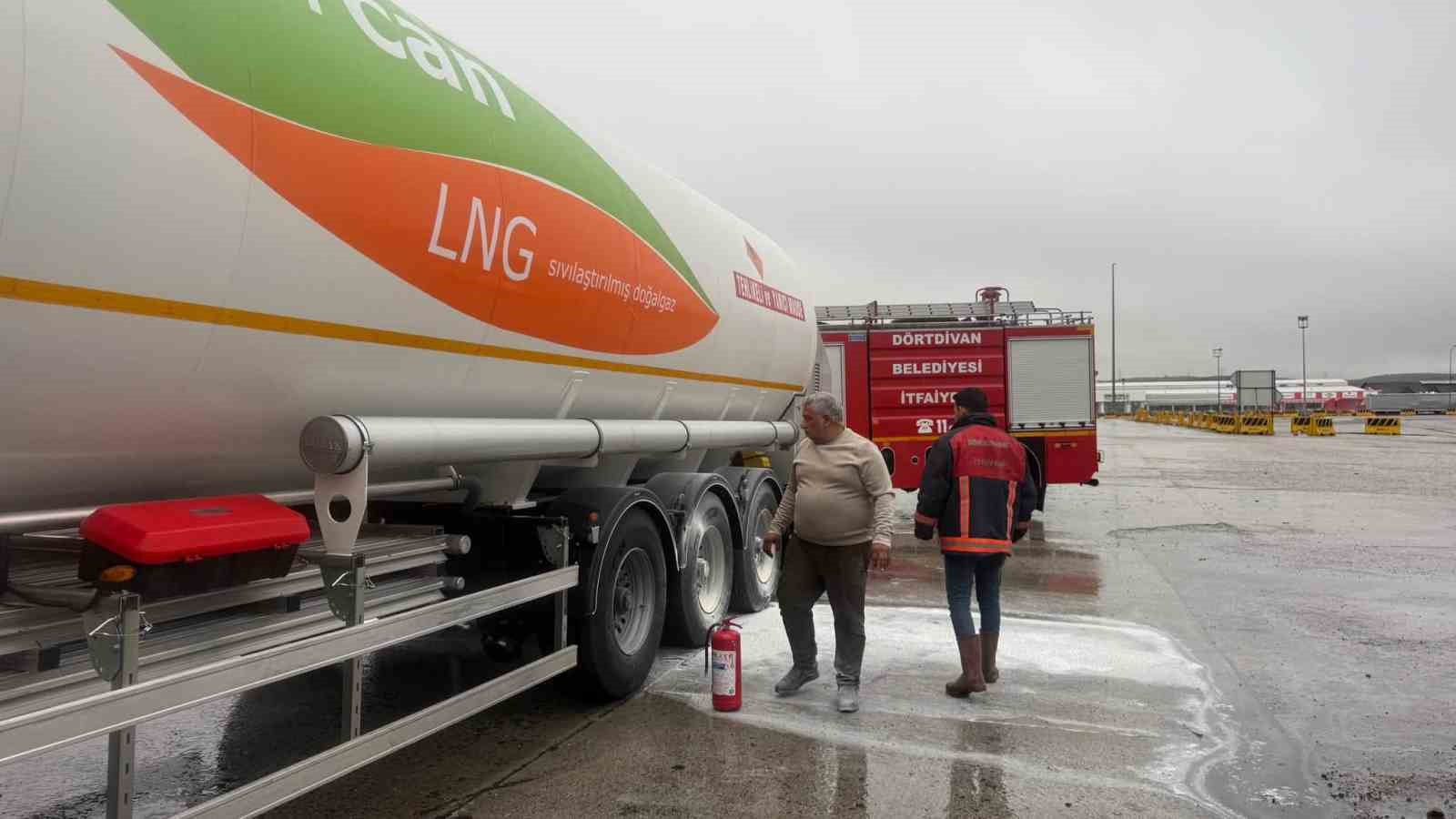BOLU’DA TEM OTOYOLU’NUN DÖRTDİVAN GEÇİŞİNDE LPG YÜKLÜ TIRIN LASTİKLERİNDE ÇIKAN YANGIN, JANDARMA EKİPLERİNİN MÜDAHALESİYLE BÜYÜMEDEN KONTROL ALTINA ALINDI. OLAYDA OLASI BİR FACİANIN ÖNÜNE GEÇİLDİ.
