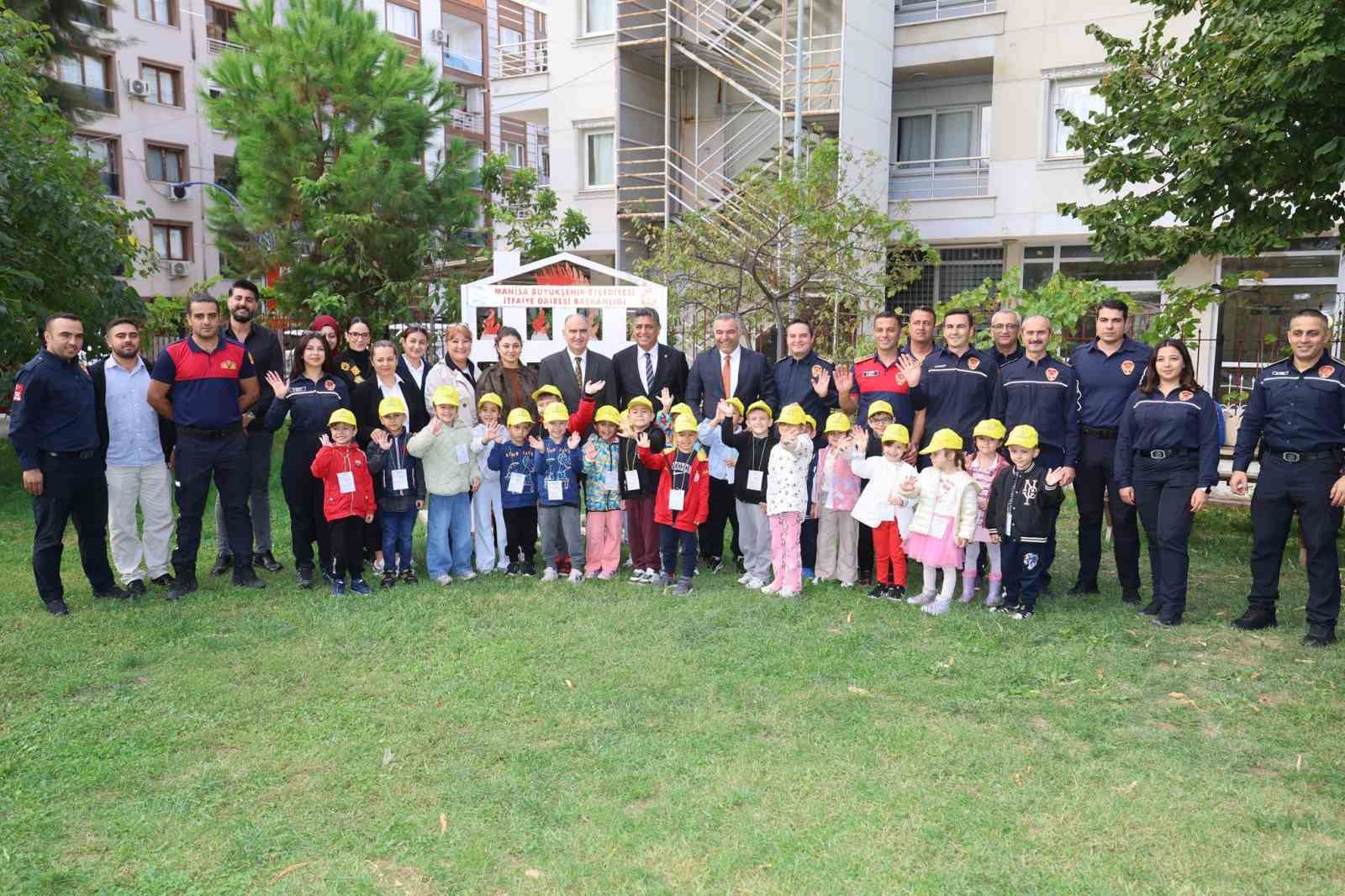 ŞEHZADELER BELEDİYESİ ÇOCUKEVİ'NDE EĞİTİM GÖREN 24 ÖĞRENCİ, İTFAİYECİLİK HAFTASI KAPSAMINDA MANİSA BÜYÜKŞEHİR BELEDİYESİ İTFAİYE DAİRE BAŞKANLIĞI'NI ZİYARET ETTİ. MİNİK ÖĞRENCİLERE SİMÜLASYONLU YANGIN SÖNDÜRME EĞİTİMİ VERİLİRKEN, İTFAİYECİLİK MESLEĞİ VE YANGIN ANINDA YAPILMASI GEREKENLER ANLATILDI.