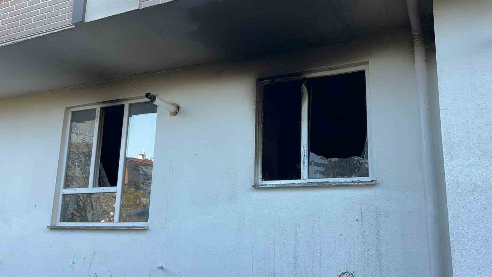 DÜZCE’DE 4 KATLI BİNANIN ZEMİN KATINDA ÇIKAN YANGIN İTFAİYE EKİPLERİNİN MÜDAHALESİ İLE SÖNDÜRÜLDÜ.