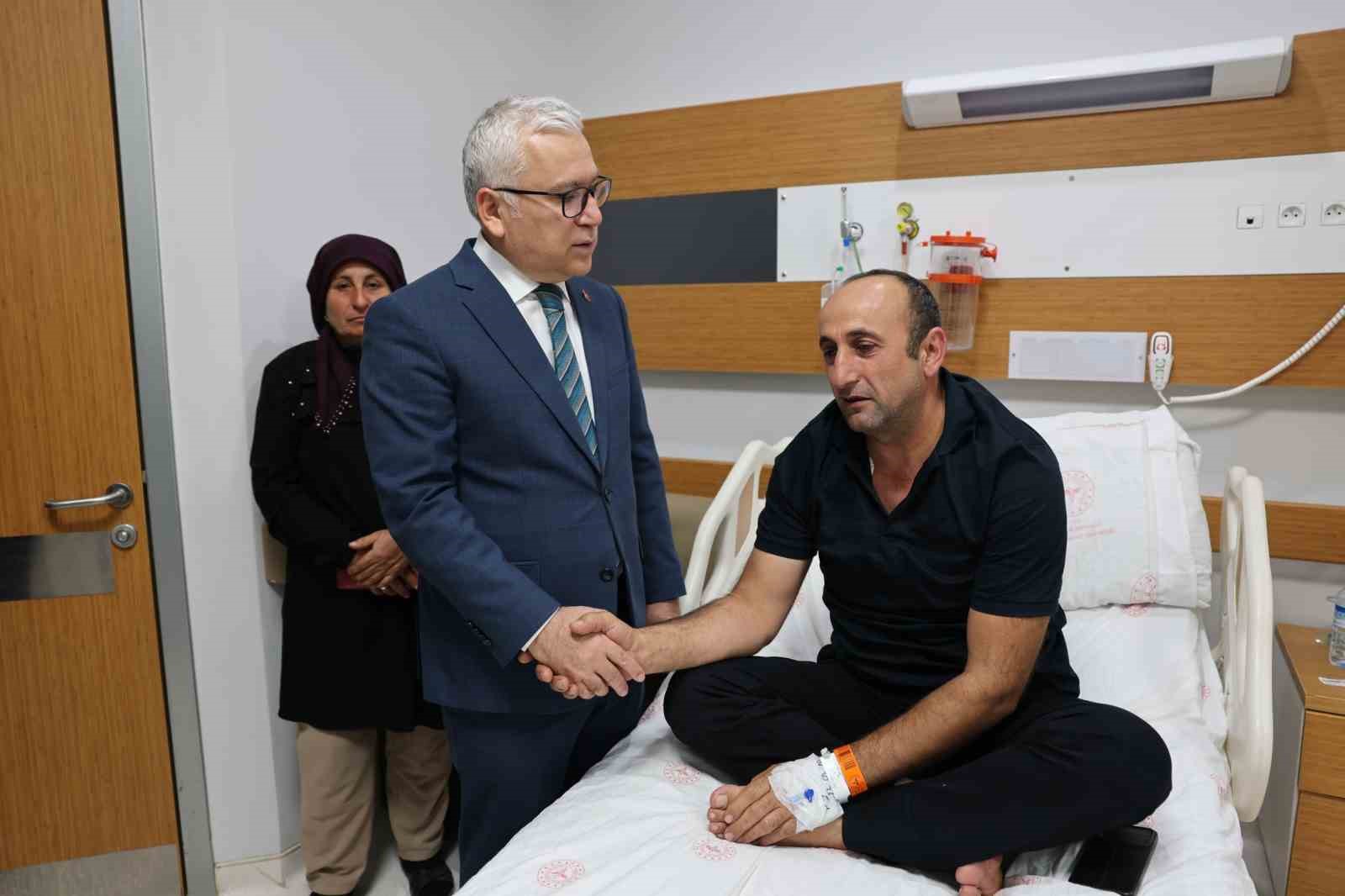 SİVAS VALİSİ YILMAZ ŞİMŞEK, TURHAL ŞEKER FABRİKASI’NDA MEYDANA GELEN KARBONMONOKSİT ZEHİRLENMESİ SONRASI SİVAS’TA TEDAVİ ALTINA ALINAN İŞÇİLERİ HASTANEDE ZİYARET ETTİ.
