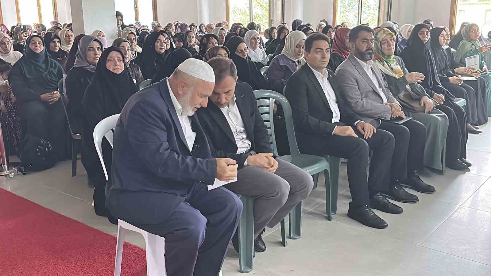 KUR'AN-I KERİM TİLAVETLERİYLE BAŞLAYAN PROGRAMDA, HAFIZLIK EĞİTİMLERİNİ TAMAMLAYAN ÖĞRENCİLER İCAZETLERİNİ ALARAK, YILLAR SÜREN EMEKLERİNİ TAÇLANDIRDI.