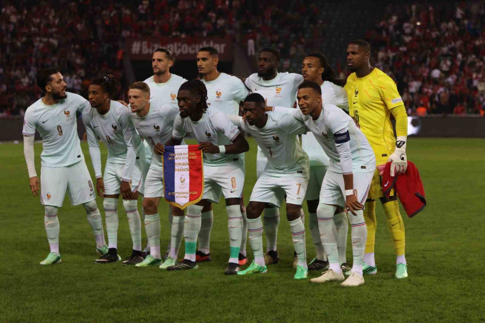 A MİLLİ FUTBOL TAKIMI, UEFA ULUSLAR A LİGİ 1. GRUP İLK MAÇINDA FRANSA İLE KOCAELİ'DE KARŞILAŞIYOR. MÜCADELENİN 15 DAKİKASI GOLSÜZ EŞİTLİKLE GEÇİLDİ.