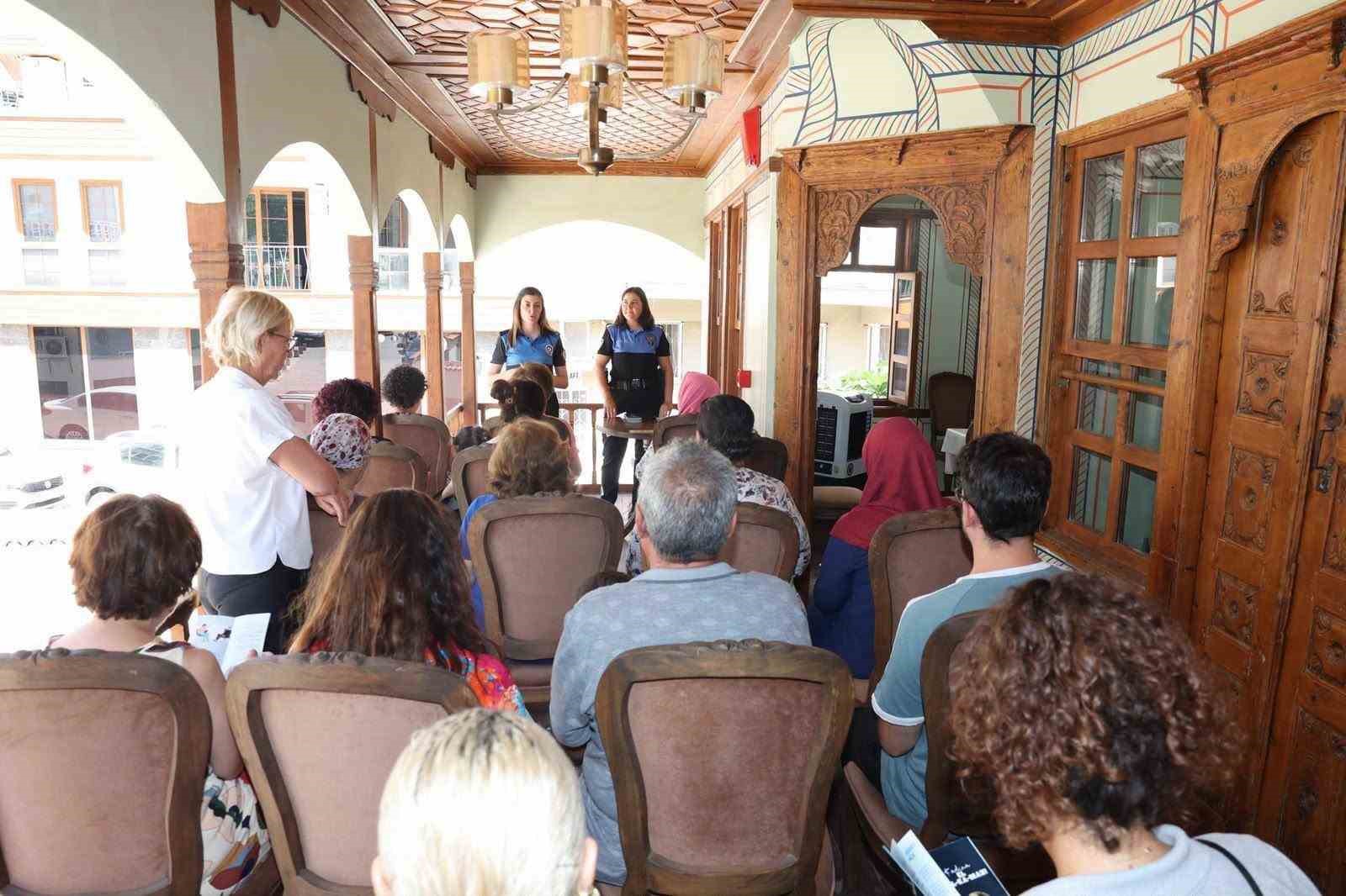 MERKEZEFENDİ BELEDİYESİ, HACI HIZIR SALİH EFENDİ KONAĞI’NDA, DENİZLİ EMNİYET MÜDÜRLÜĞÜ PERSONELLERİNİN KATILIMIYLA KADINLARA YÖNELİK KADES UYGULAMASI HAKKINDA BİLGİLENDİRME PROGRAMI GERÇEKLEŞTİRİLDİ.