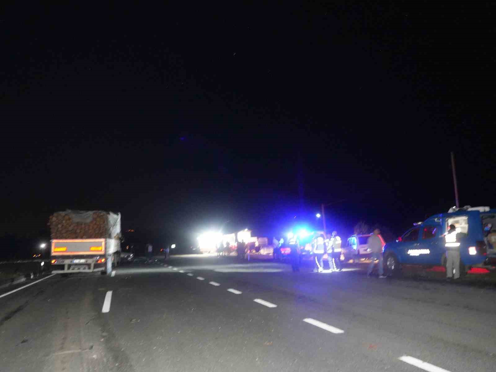 KASTAMONU’NUN TAŞKÖPRÜ İLÇESİNDE TIR İLE OTOMOBİLİN ÇARPIŞTIĞI KAZADA SÜRÜCÜ CİHAN ERGÜN İLE YANINDA BULUNAN EŞİ SEYHAN ERGÜN HAYATINI KAYBETTİ.