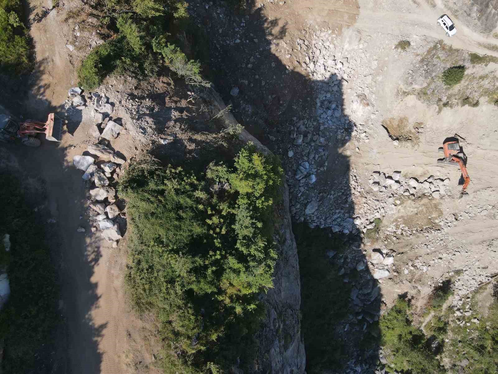 KASTAMONU İL ÖZEL İDARESİ EKİPLERİ, ESKİ MADEN OCAĞINDAN ALDIĞI KAYA VE TAŞLARLA SELDE ZARAR GÖREN KOY YOLLARINI ONARIYOR.