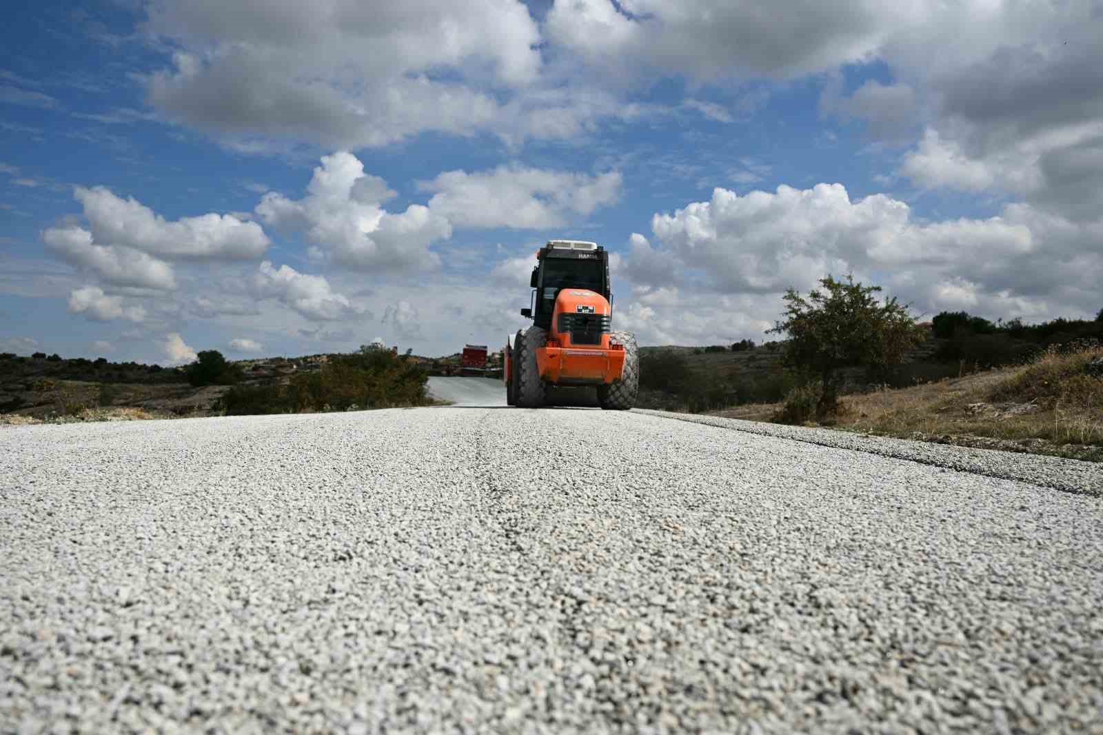 MANİSA’NIN KULA İLÇESİNDE AKTAŞ VE EVCİLER MAHALLELERİNİ BİRBİRİNE BAĞLAYAN 35 KİLOMETRELİK YOLDA YÜRÜTÜLEN SOĞUK ASFALT ÇALIŞMASININ 20 KİLOMETRESİ TAMAMLANDI. KALAN BÖLÜMÜN 10 GÜN İÇİNDE BİTİRİLMESİ HEDEFLENİYOR.