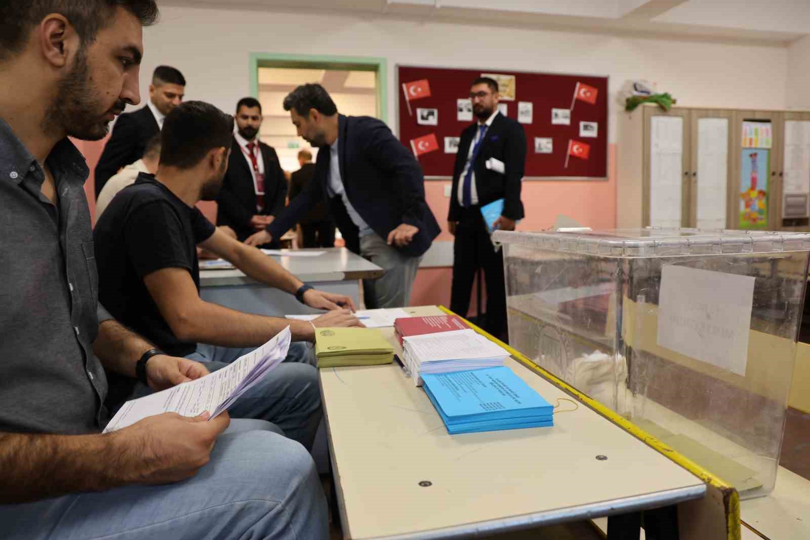 ELAZIĞ İŞ DÜNYASININ YENİ DÖNEM YÖNETİM KADROSUNU BELİRLEYECEK ORGAN SEÇİMLERİNDE, MESLEK KOMİTESİ VE MECLİS ÜYELİĞİ İÇİN OY VERME İŞLEMİ GERÇEKLEŞTİRİLİYOR