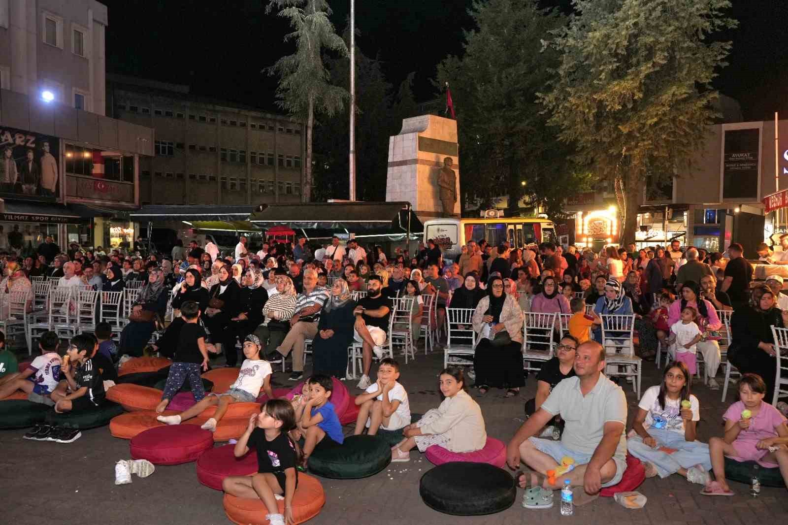 SAMSUN BÜYÜKŞEHİR BELEDİYESİ (SBB) TARAFINDAN DÜZENLENEN AÇIK HAVA SİNEMA GECELERİ BAŞLADI. PERDE İLK OLARAK TERME, SALIPAZARI, CANİK, AYVACIK VE LADİK’TE ARALANDI. İLÇE MEYDANLARINDA KURULAN DEV EKRANLARDA "MUCİZE" FİLMİ VATANDAŞLARLA BULUŞTU.