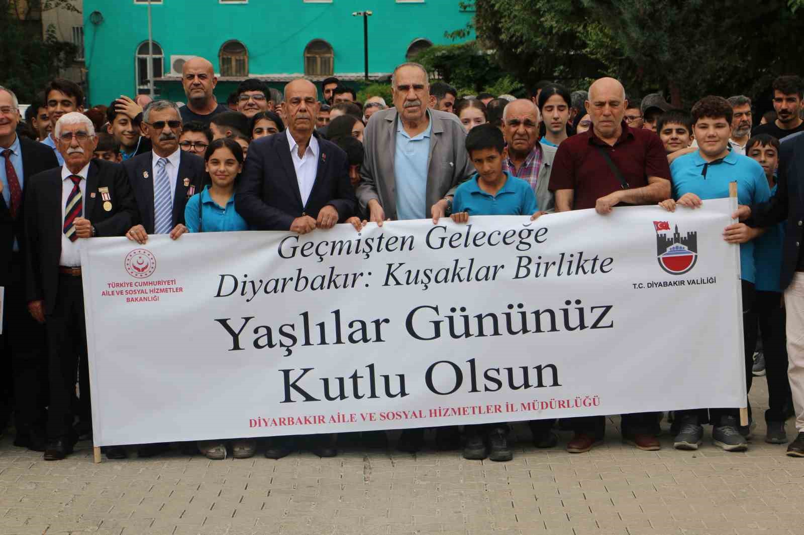 DİYARBAKIR’DA 1 EKİM DÜNYA YAŞLILAR GÜNÜ DOLAYISIYLA TOPLUMSAL DAYANIŞMA VE YAŞLILARA VERİLEN DEĞERE DİKKAT ÇEKMEK AMACIYLA YÜRÜYÜŞ DÜZENLENDİ.