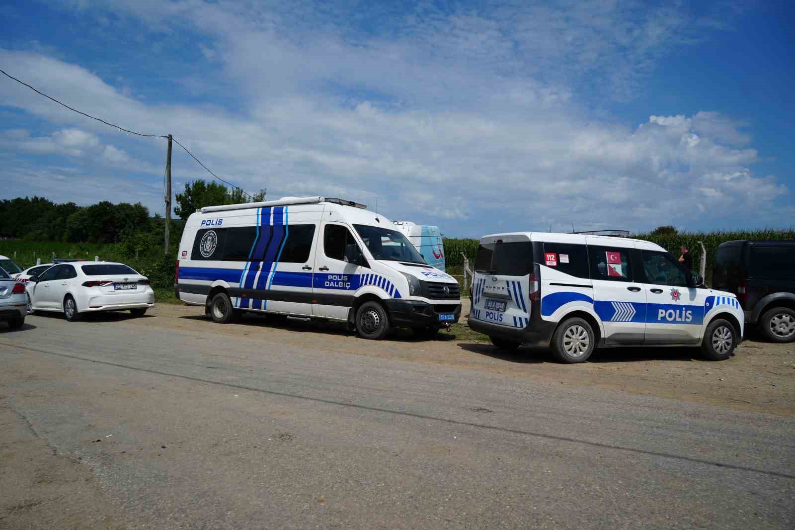 SAMSUN’UN BAFRA İLÇESİNDE OTOMOBİLİN SULAMA KANALINA DÜŞMESİ SONUCU KAYBOLAN 22 YAŞINDAKİ EMRE CAN KOPARAN’I ARAMA ÇALIŞMALARI SÜRÜYOR. EKİPLER, SU KANALINDA YOĞUNLAŞTI.