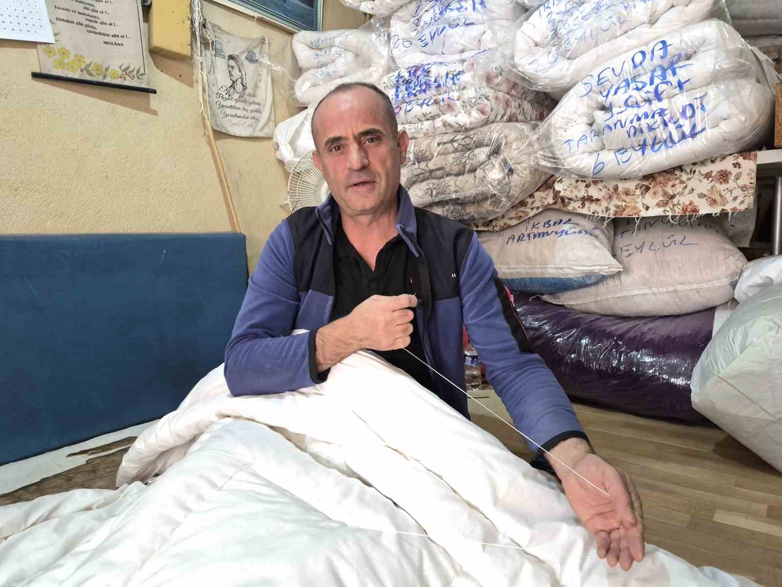 ESKİŞEHİR'DE SONBAHAR MEVSİMİNİN GELMESİ VE HAVALARIN SOĞUMASIYLA BİRLİKTE EL YAPIMI DOĞAL YÜN YORGAN TALEPLERİ ARTTI.