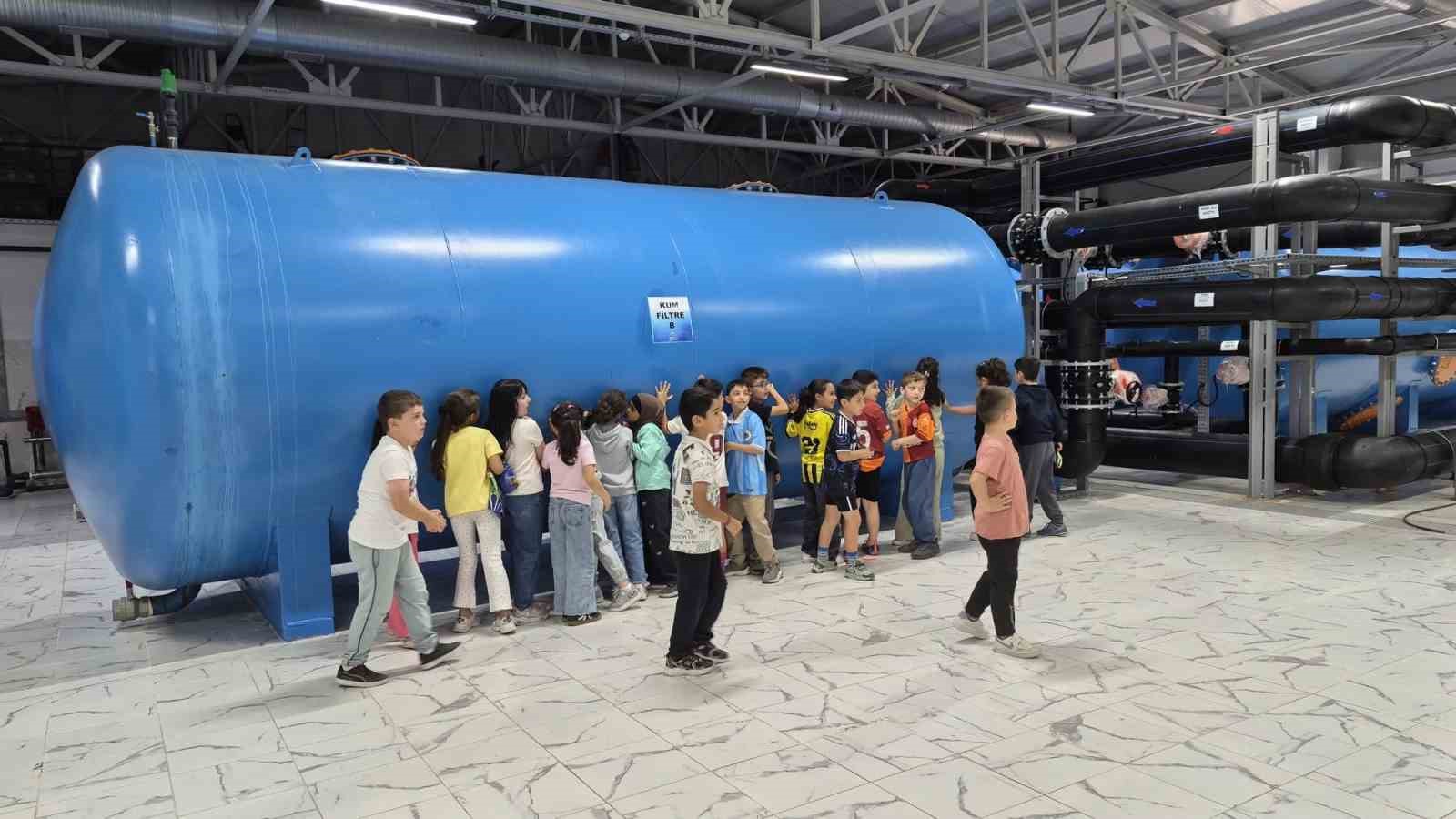 ERZURUM’DA İLKOKUL ÖĞRENCİLERİ, SUYUN ARITILMA AŞAMALARINI YERİNDE GÖRMEK VE SU TASARRUFU KONUSUNDA BİLİNÇLENMEK AMACIYLA İÇME SUYU ARITMA TESİSİNİ ZİYARET ETTİ.