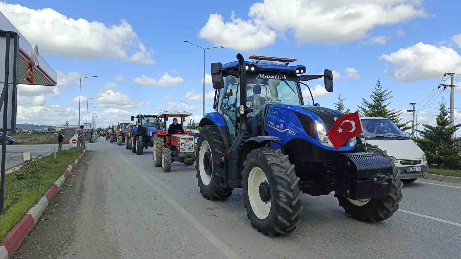 TÜRKİYE’NİN ÖNEMLİ TARIM MERKEZLERİNDEN SAMSUN’UN BAFRA İLÇESİNDE ÇELTİK ÜRETİCİLERİ, ÜRÜN FİYATLARININ HENÜZ AÇIKLANMAMASINA TEPKİ GÖSTERDİ. YAKLAŞIK 600 TRAKTÖRLE BİR ARAYA GELEN ÜRETİCİLER, SAMSUN-SİNOP KARA YOLUNDA 4 KİLOMETRELİK KONVOY OLUŞTURDU.