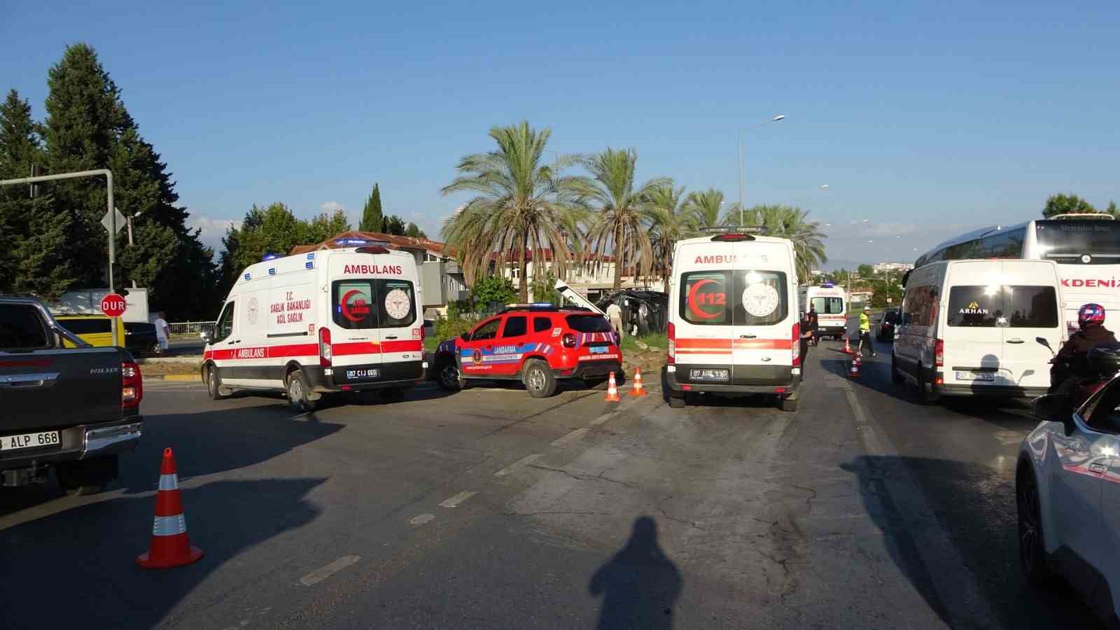 112 ACİL ÇAĞRI MERKEZİNE GELEN İHBARIN ARDINDAN OLAY YERİNE ANTALYA BÜYÜKŞEHİR BELEDİYESİ İTFAİYESİ MANAVGAT BİRİMİNE BAĞLI EKİPLER, 112 SAĞLIK EKİPLERİ, ÇOK SAYIDA AMBULANS, MANAVGAT İLÇE JANDARMA KOMUTANLIĞI ÇOLAKLI JANDARMA KARAKOLU VE MANAVGAT BÖLGE TRAFİK İSTASYON AMİRLİĞİ EKİPLERİ SEVK EDİLDİ.