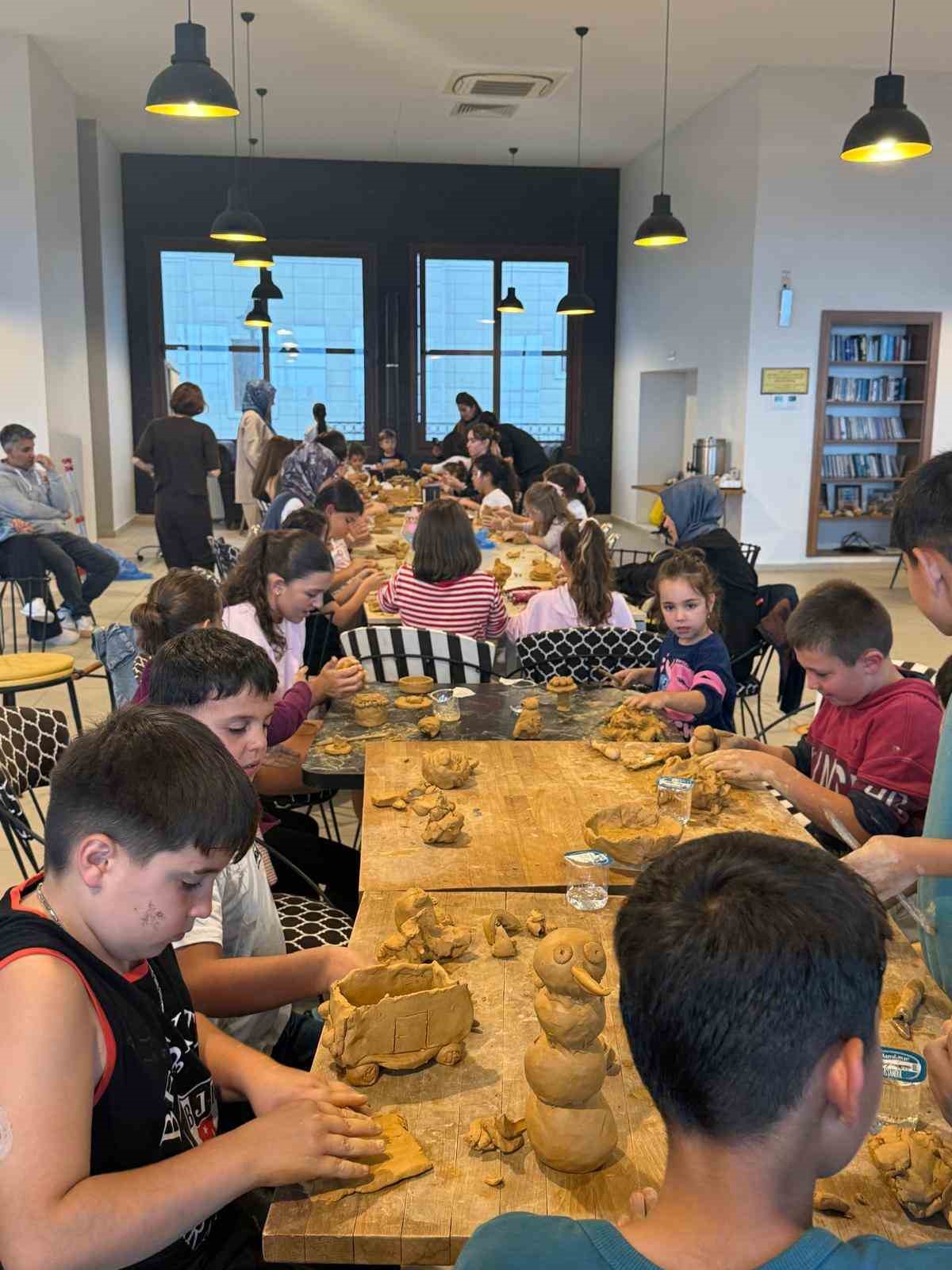 DÜZCE ÜNİVERSİTESİ ÇOCUK DİYABETİ UYGULAMA VE ARAŞTIRMA MERKEZİ 12 YAŞ ALTI DİYABETLİ ÇOCUKLAR VE AİLELERİ İÇİN İSTANBUL’UN ŞİLE İLÇESİNDEKİ MAVİKÖY DİYABET KAMPÜSÜ’NDE AİLE KAMPI DÜZENLEDİ.