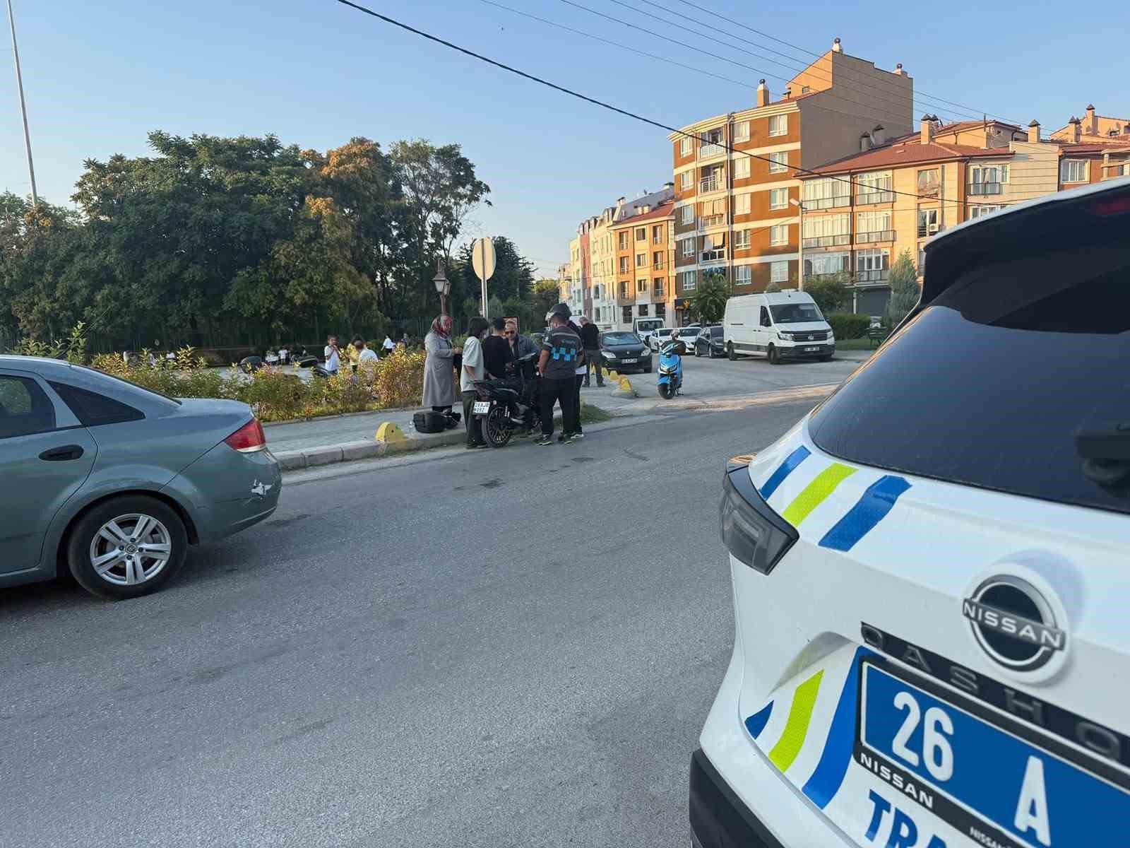 ESKİŞEHİR’DE 2 MOTOSİKLETİN ÇARPIŞMASI SONUCU MEYDANA GELEN TRAFİK KAZASINDA 1 KİŞİ YARALANDI.