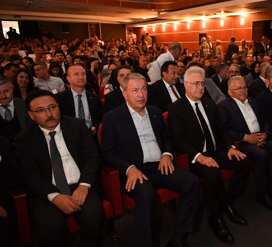 KAYSERİ’DE SANATSEVERLERİN YOĞUN İLGİSİYLE ÇALIŞMALARINI SÜRDÜREN KAYSERİ DEVLET TİYATROSU, 2023 YILINDA PERDELERİNİ AÇMASINDAN BU YANA 577 TEMSİL GERÇEKLEŞTİREREK, 194 BİN 214 İZLEYİCİYE ULAŞTI. TEMSİL SAYISI VE SEYİRCİ KİTLESİNİ HER SEZON ARTIRAN TİYATRONUN DOLULUK ORANI İSE YÜZDE 95 SEVİYESİNE ULAŞTI.