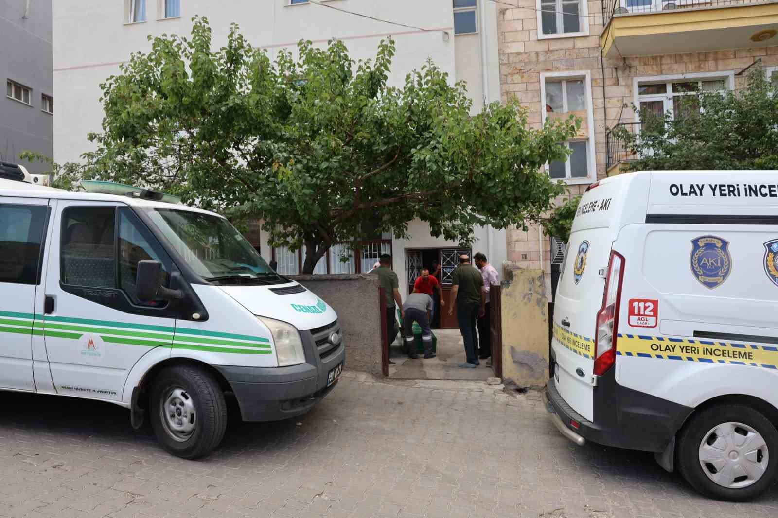 POLİS EKİPLERİ TARAFINDAN İNCELEME YAPILIRKEN, KÖYLÜ’NÜN CANSIZ BEDENİ, KESİN ÖLÜM NEDENİNİN BELİRLENMESİ AMACIYLA OTOPSİ YAPILMAK ÜZERE NEVŞEHİR DEVLET HASTANESİ MORGUNA KALDIRILDI.
