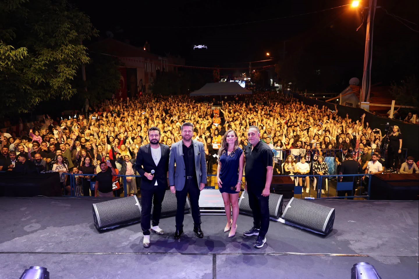 TAVAS BELEDİYESİ TARAFINDAN DÜZENLENEN TAVAS ZEYBEK, KÜLTÜR VE SANAT FESTİVALİ’NDE SAHNE ALAN MERVE ÖZBEY, BİNLERCE VATANDAŞA UNUTULMAZ BİR GECE YAŞATTI.