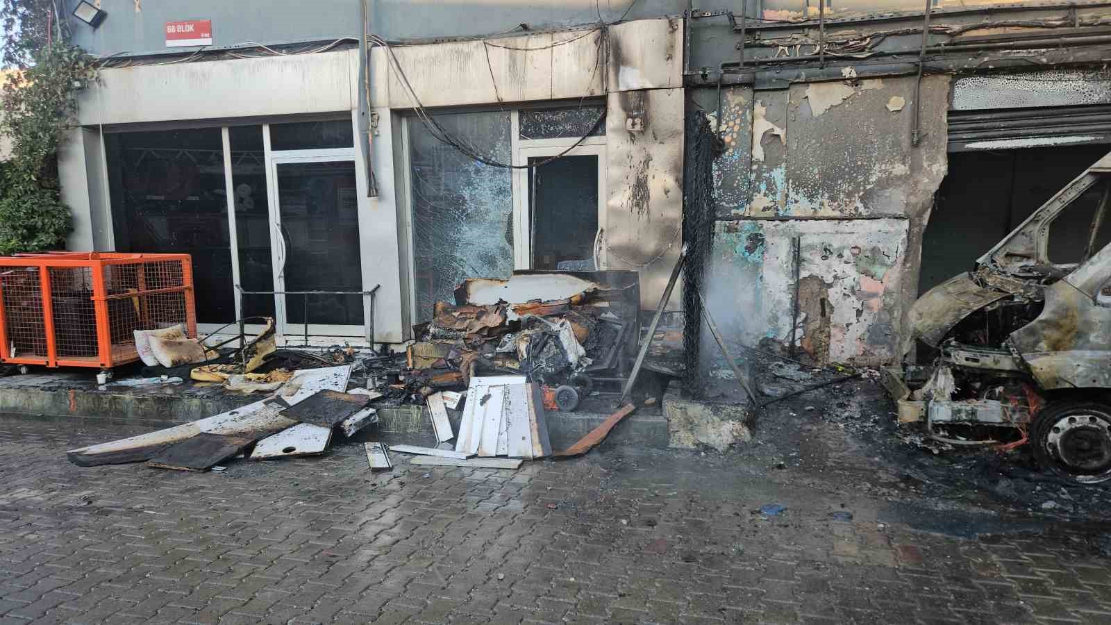 İKİTELLİ'DE SANAYİ SİTESİNDE MİNİBÜSTE ÇIKAN YANGIN DÜKKANA SIÇRADI: KUNDAK ŞÜPHESİ ÜZERİNDE DURULUYOR