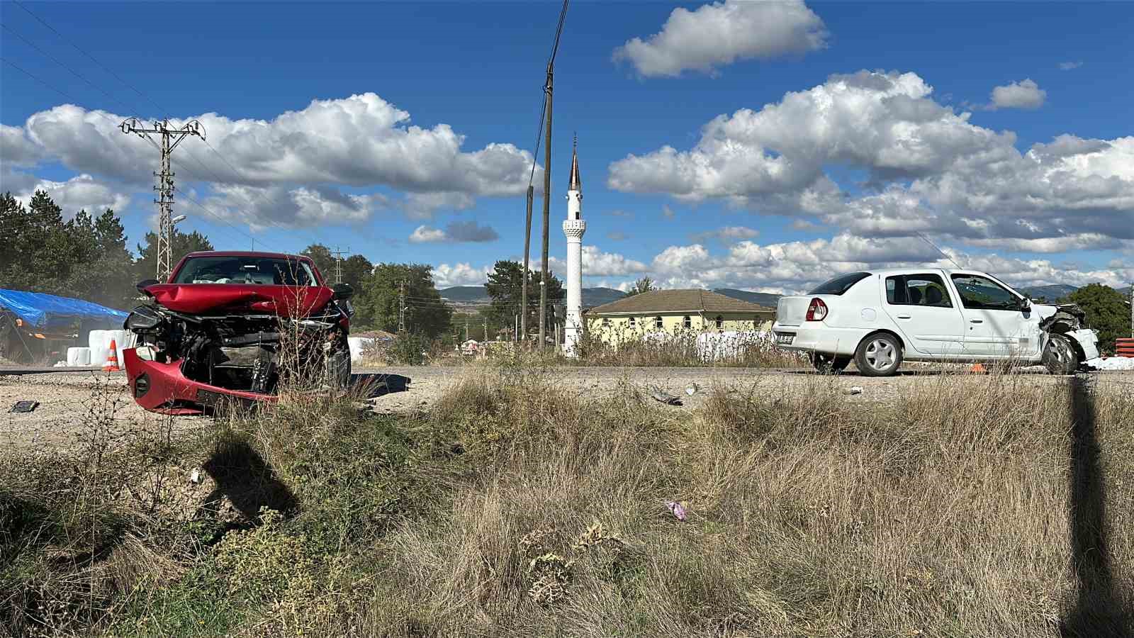 KASTAMONU’DA İKİ OTOMOBİLİN ÇARPIŞMASI SONUCU MEYDANA GELEN KAZADA ÜÇ KİŞİ YARALANDI.